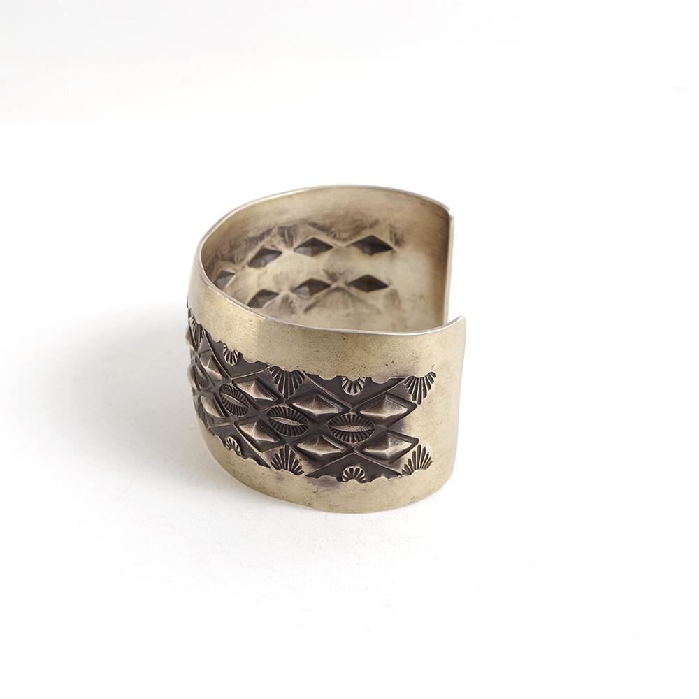 INDIAN JEWELRY インディアンジュエリー】Navajo Stampwork Widebangle