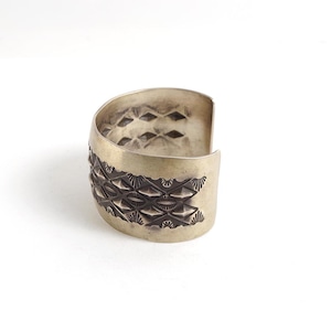 【INDIAN JEWELRY インディアンジュエリー】Navajo Stampwork Widebangle Nora Tahe ナバホ スタンプワーク ワイドバングル ノラ・タへ作