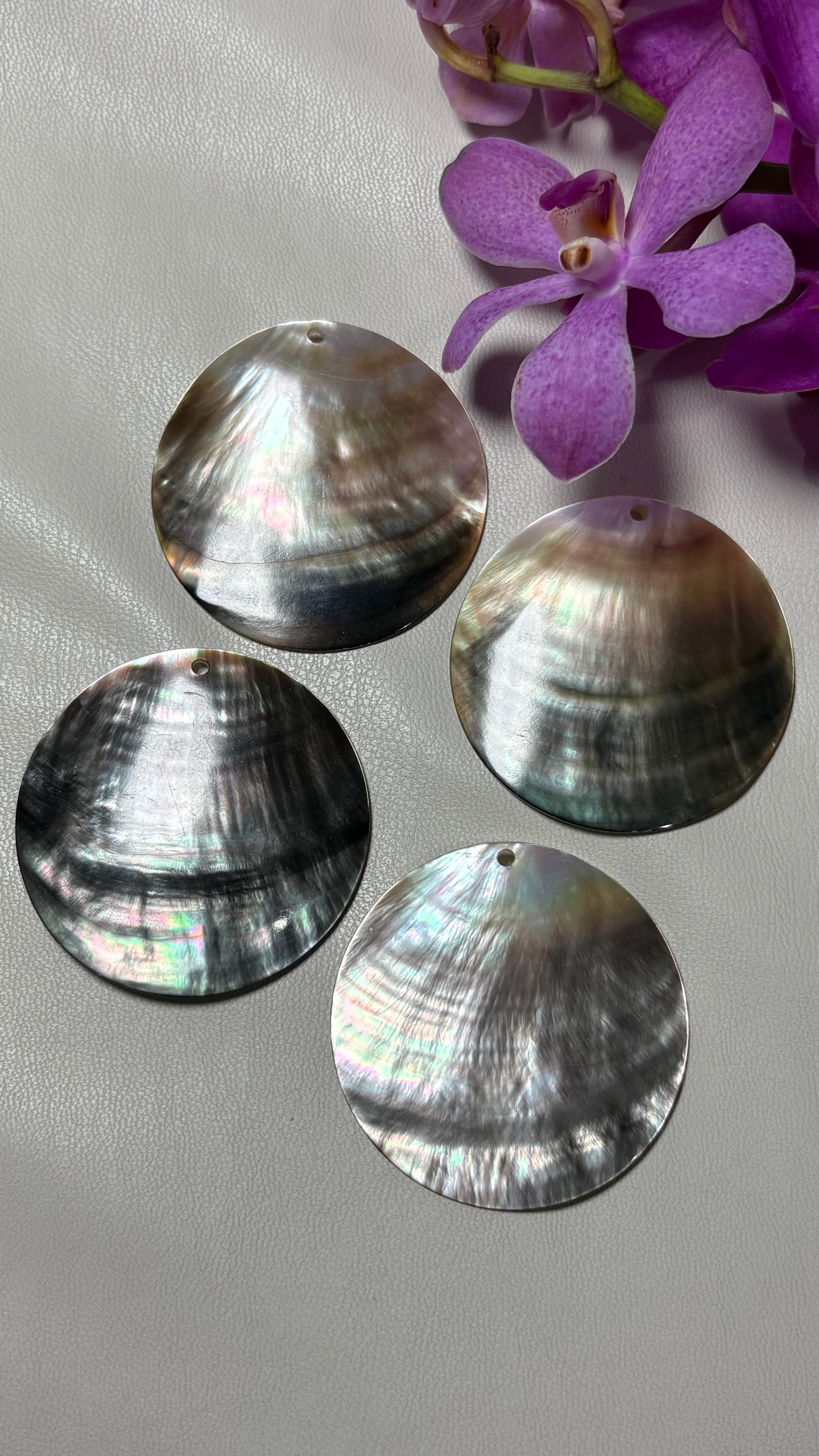 Black Mother of Pearl Large Round Beads (1 Pair / 2pcs) / 黒蝶貝 大ぶりラウンド