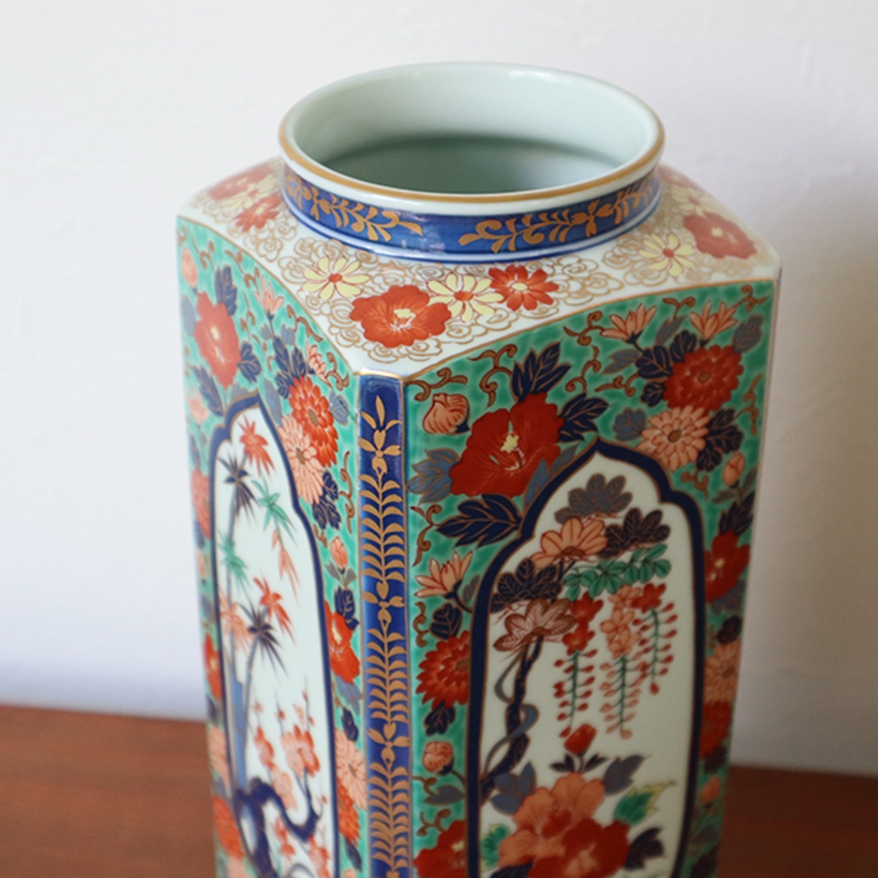 【送料無料】有田焼　８寸角切型花瓶　芙蓉松竹梅（木箱付）