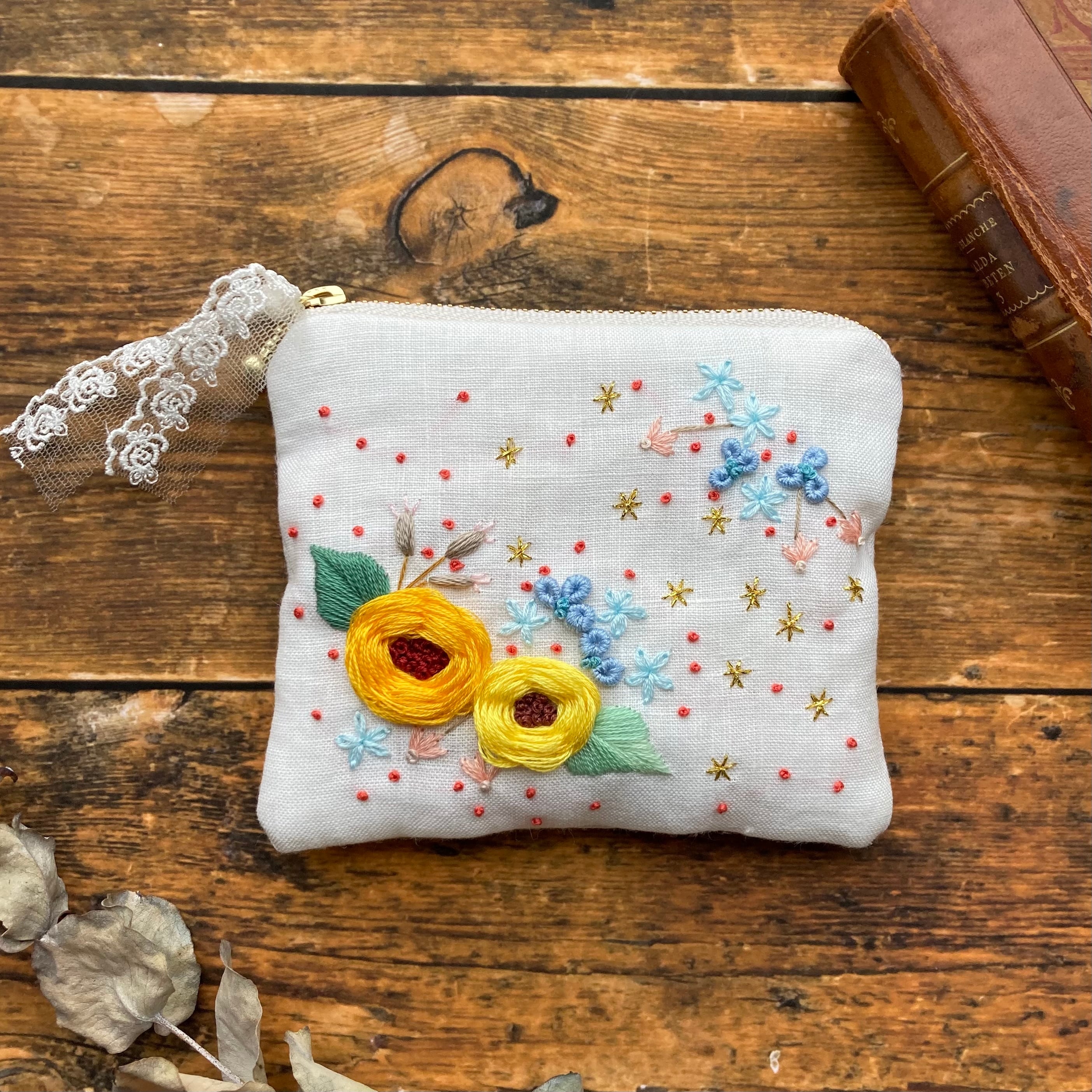 イチゴと猫の刺繍ポーチ 刺繍のカードケース | あきのかぜ イチゴと猫の刺繍ポーチ 刺繍のカードケース | あきのかぜ