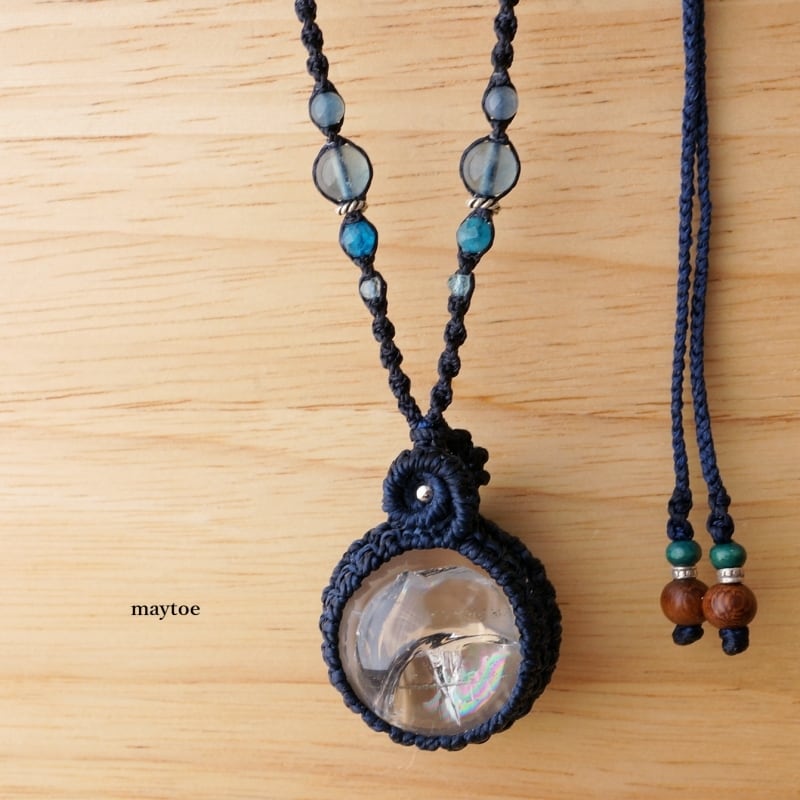 レインボー水晶(アイリスクォーツ)のマクラメネックレス ~海底~