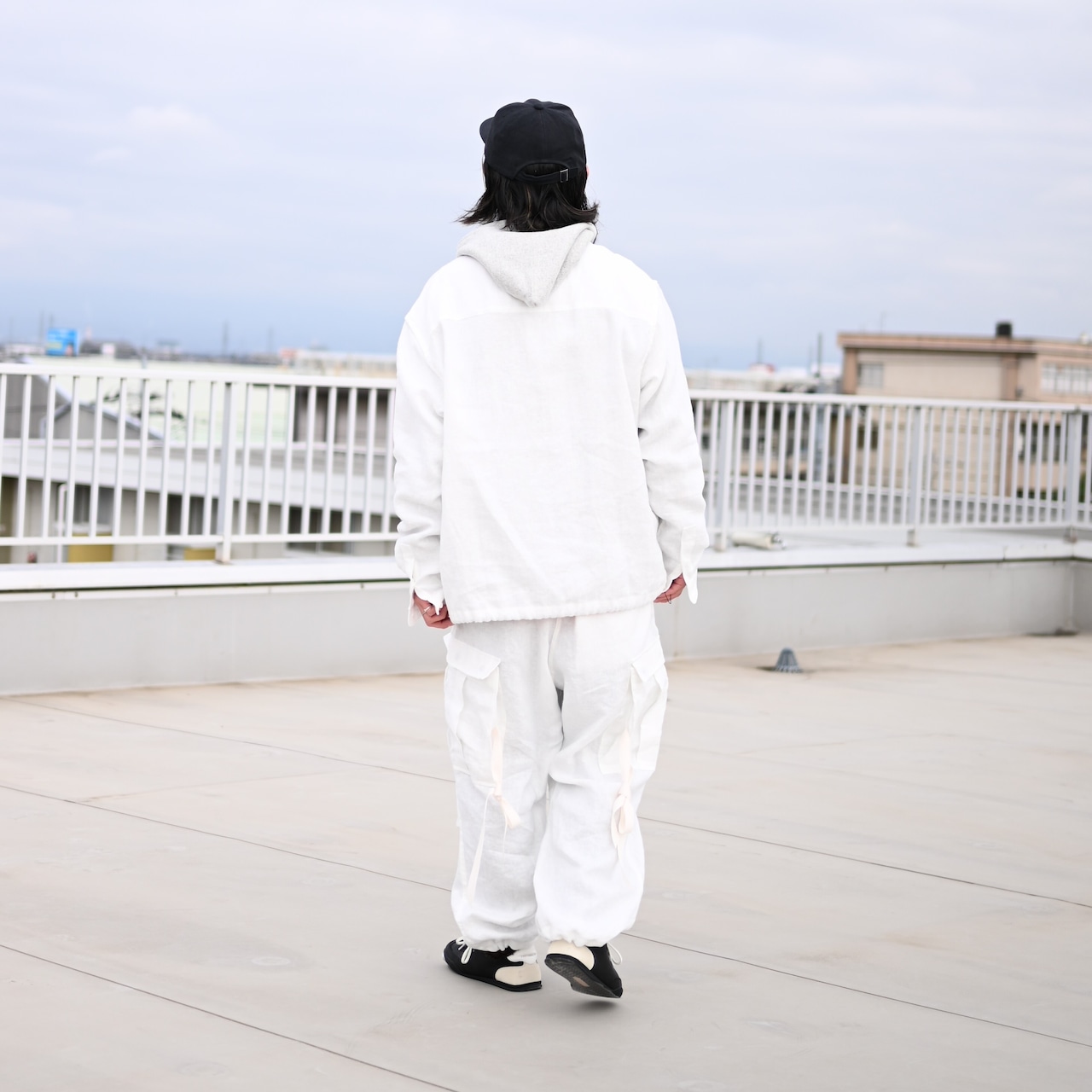 UNTRACE(アントレース)リネンファブリック、ハーフジッププルオーバー、オーバーパンツコーディネート