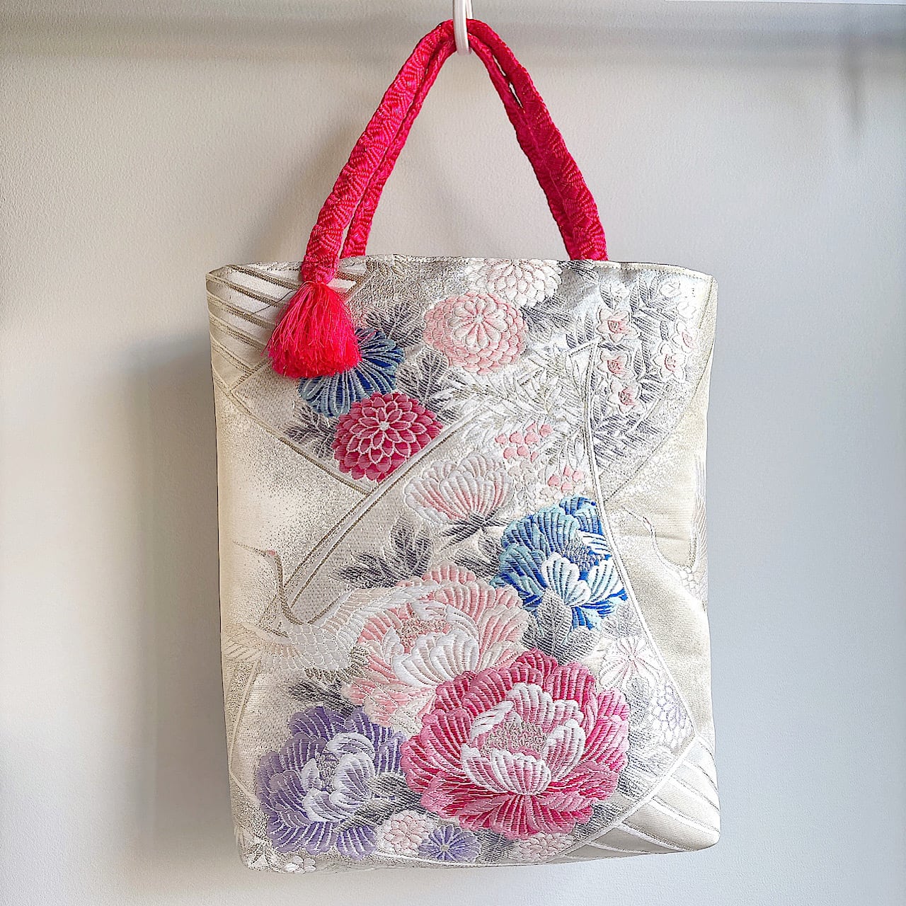 富貴長寿の吉祥文様｜帯トートバッグ〈牡丹と鶴〉帯締め持ち手
