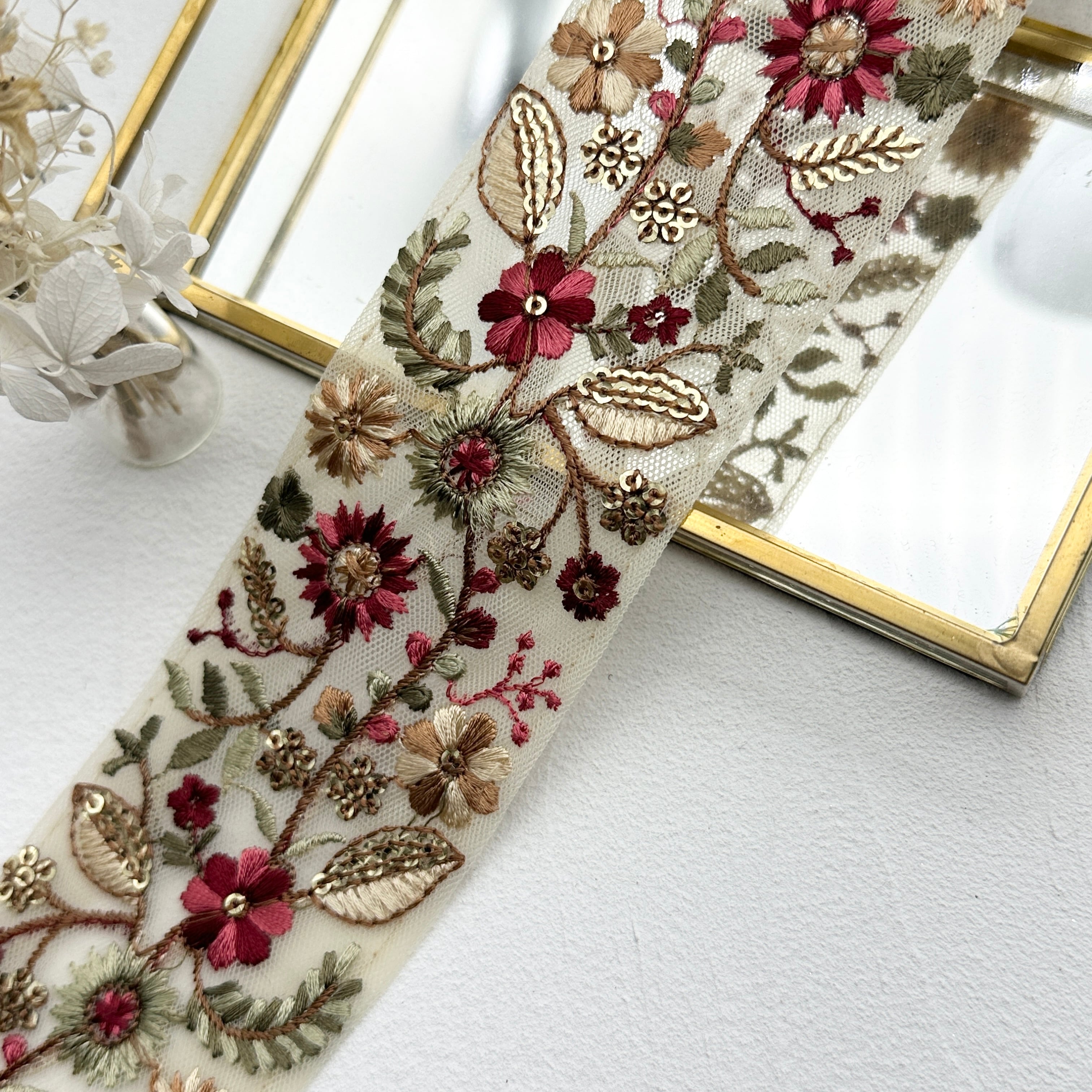 リーフ✕ゴールド刺繍❤ホワイト〜ベージュ〜水色系【1】インド刺繍リボン　タッセル 50cm単位】 刺繍リボン ホワイトの世界 金と銀の蔦が アクセント