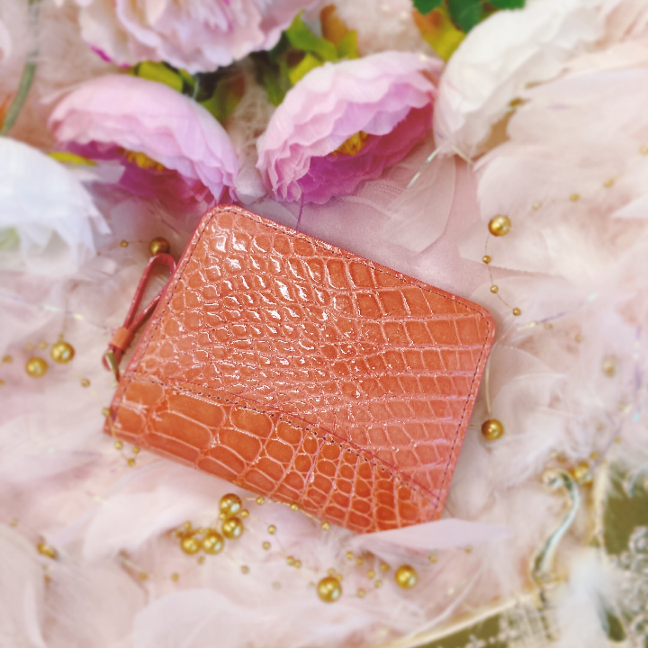 小さめが可愛い！キラリと光る2つ折り財布！サーモンピンク