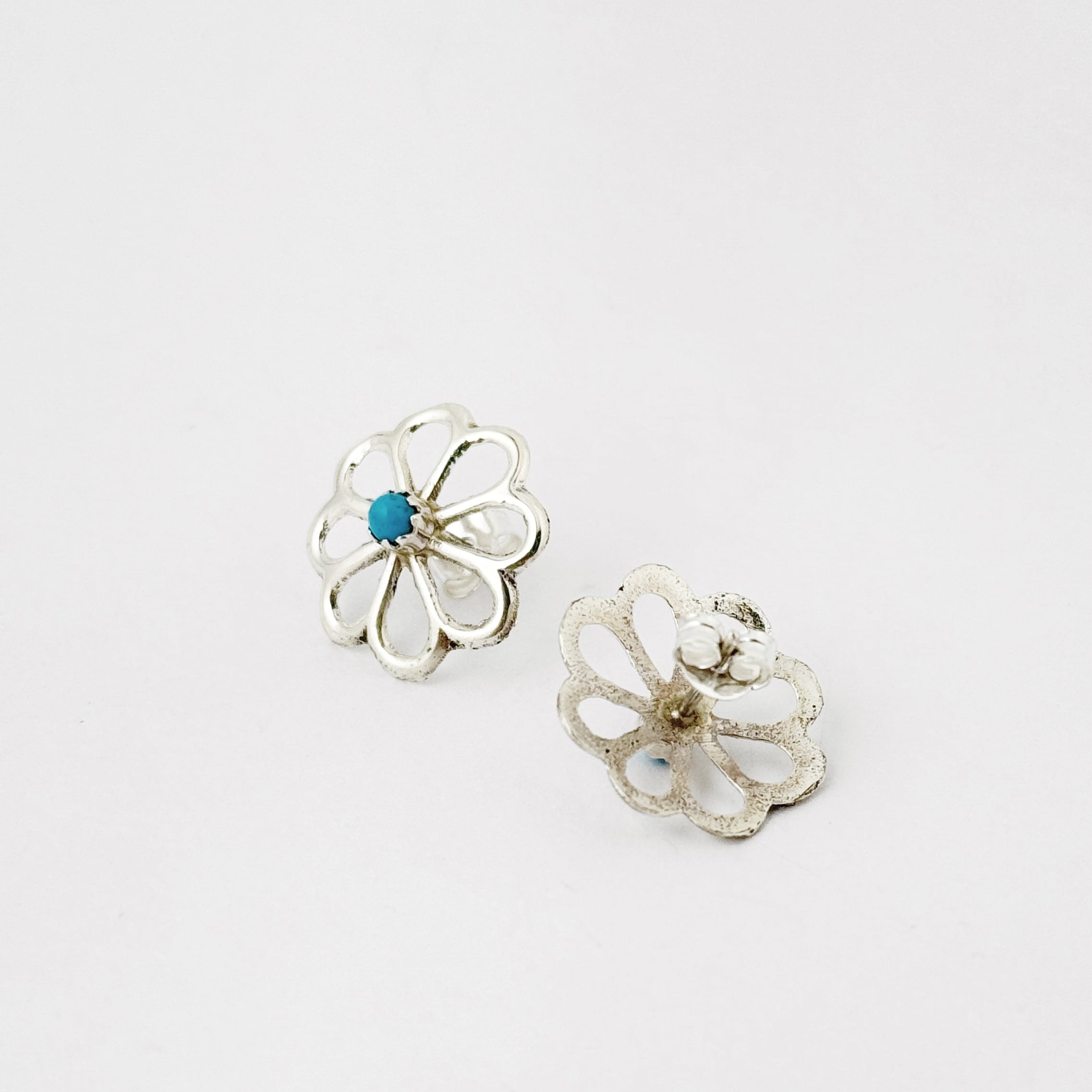 1点のみ ターコイズダブルホール フラワーカービングのピアスチャーム·͜· ︎︎ 再入荷！】《Indian jewelry》 フラワー ターコイズ 1 ストーン