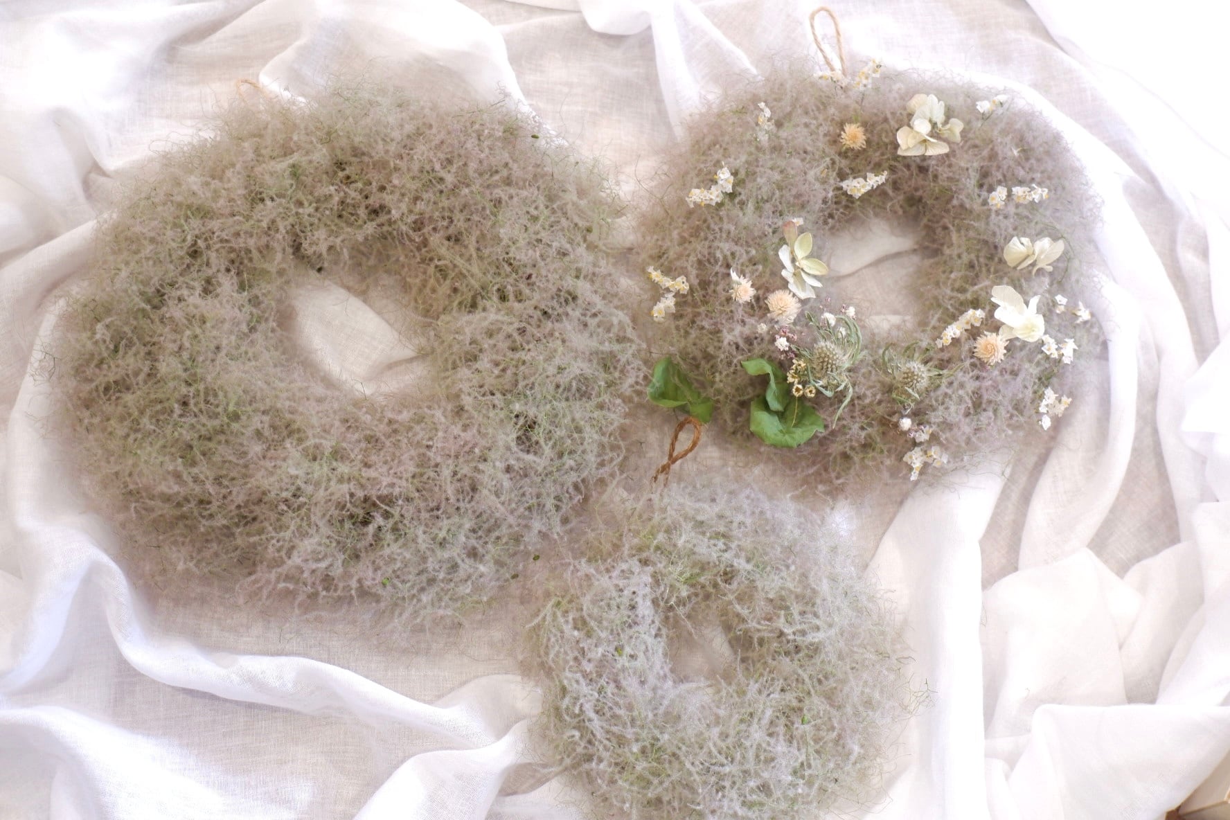 SALE】ふわふわ スモークツリー 三日月リース くすみカラー ラッピング