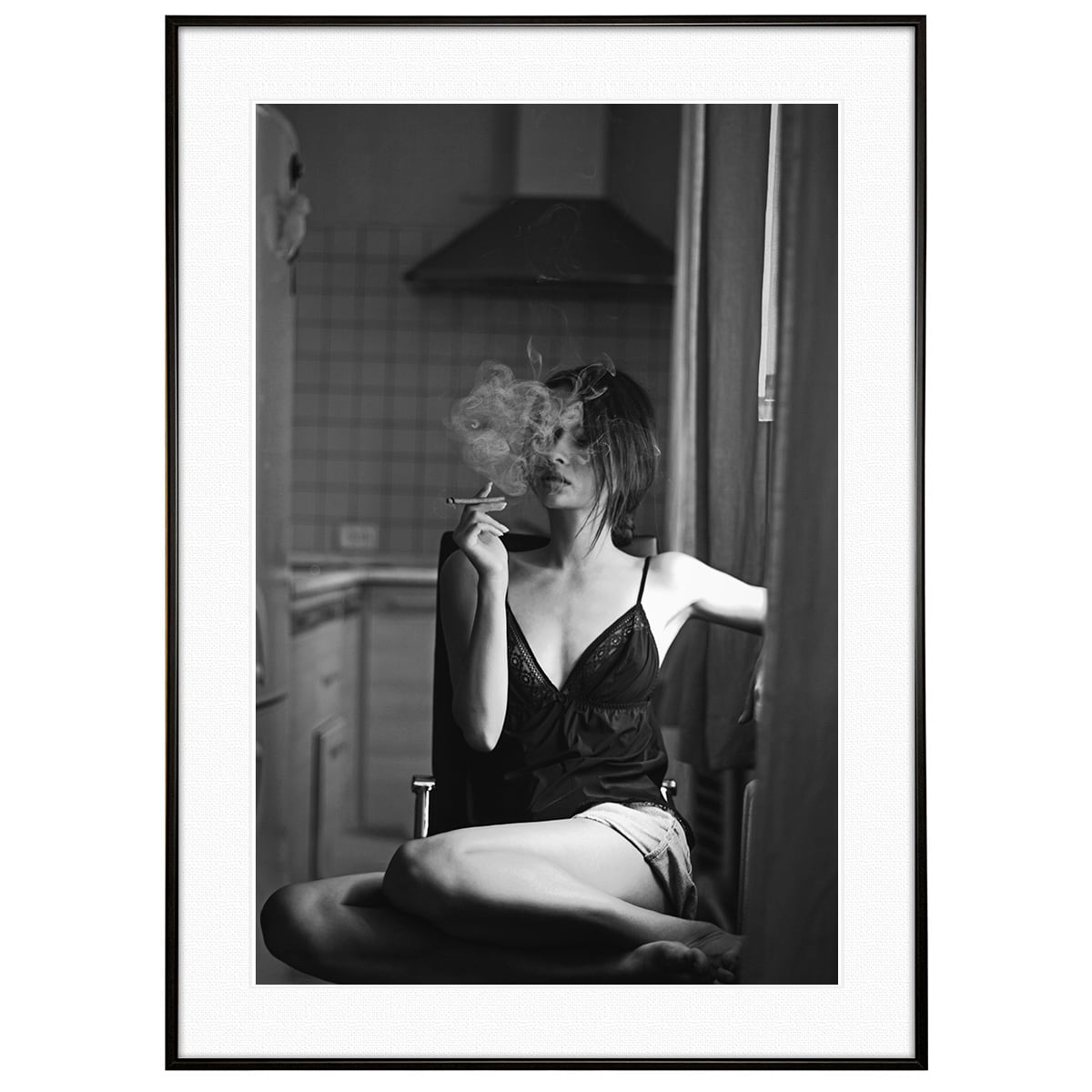 人物写真 キッチンでタバコを吸う女性 インテリアモノクロアートフォトポスター額装 AS4647