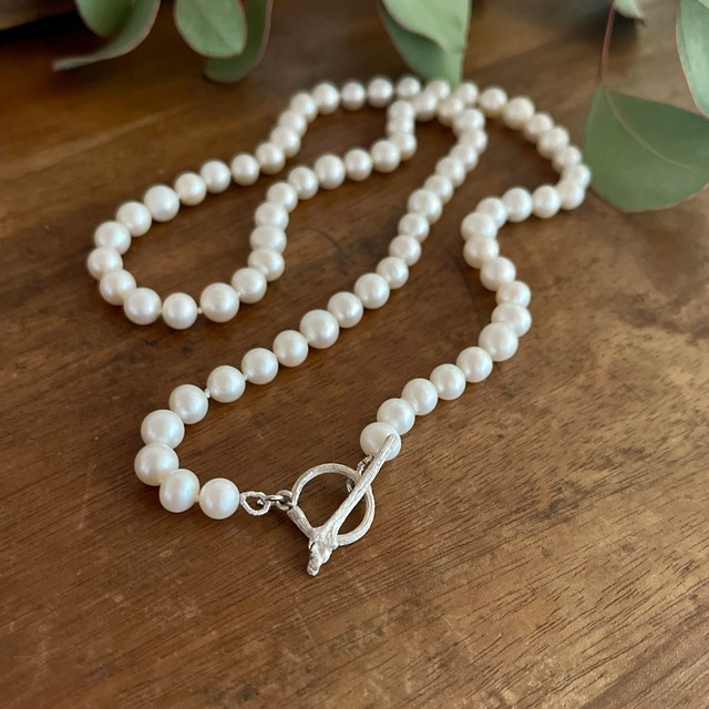 ヤドリギ金具の淡水パールネックレス57ｃｍ（silver ）/ YUKIKO MATSUI