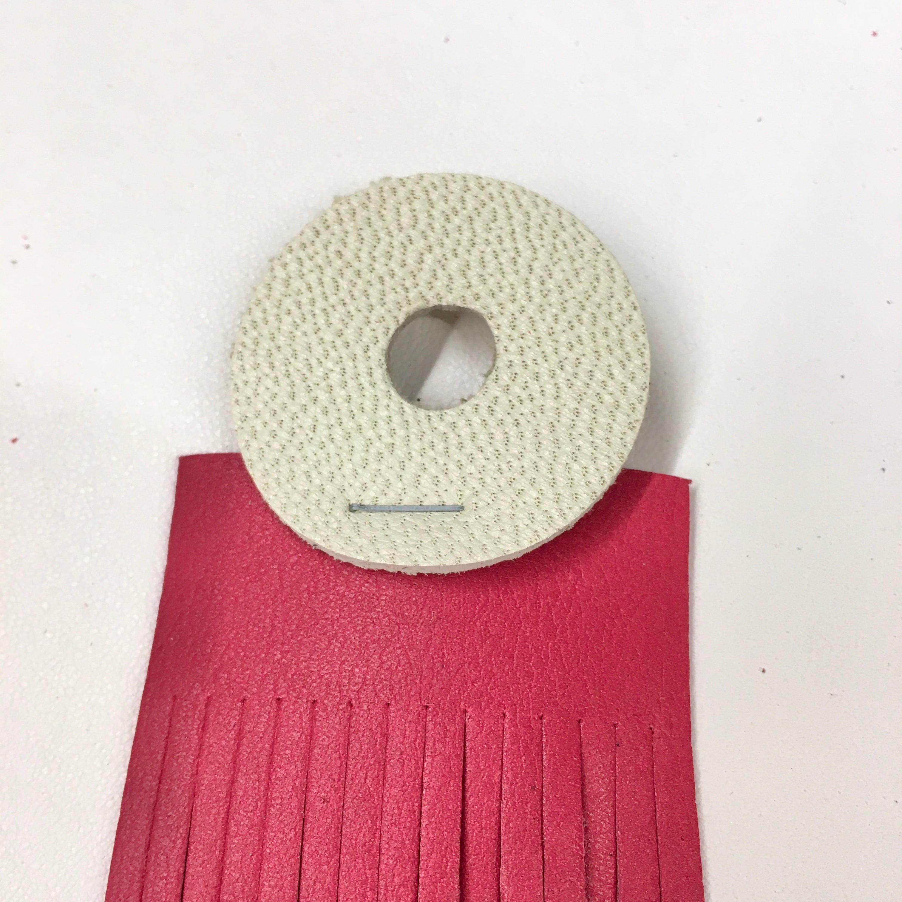 タッセル革【赤系】【サイズ：幅約4.5cm×長さ約23cm】約1.0〜1.4mm厚