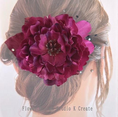 ダークパープルのピオニーと葉っぱのヘアクリップ　フラメンコ　ダンス　髪飾り　ヘアクリップ　紫　パープル　発表会　ベロア　チュール　着物　和装　袴　結婚式　舞台　フォーマル