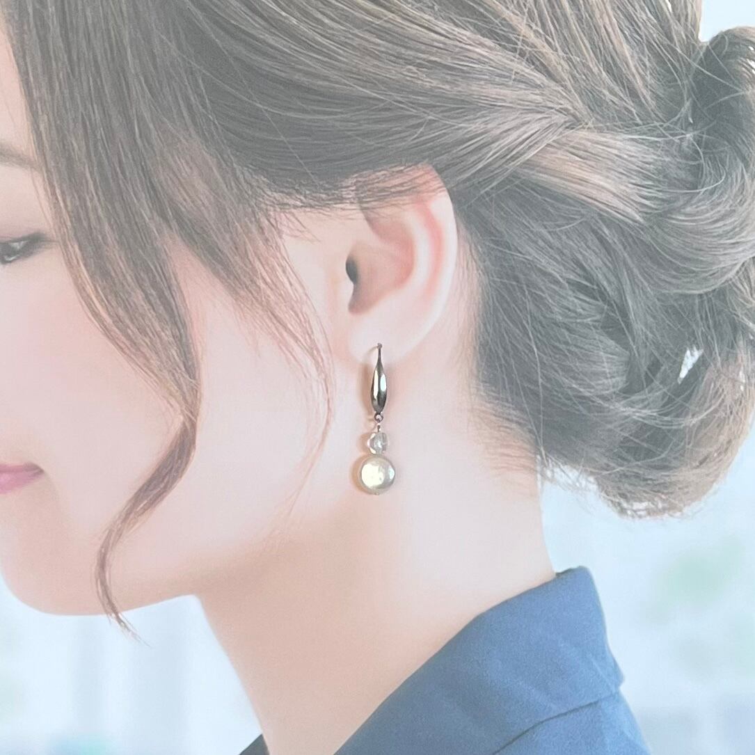 20321】虹色コインパール＆アイスブルーのクリスタル ピアス