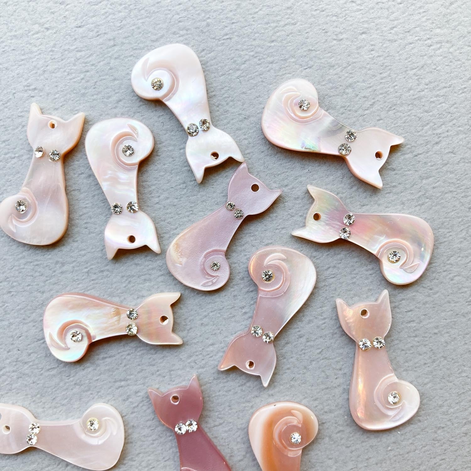 ビジュー付きお座り猫シェルチャーム(ピンク)