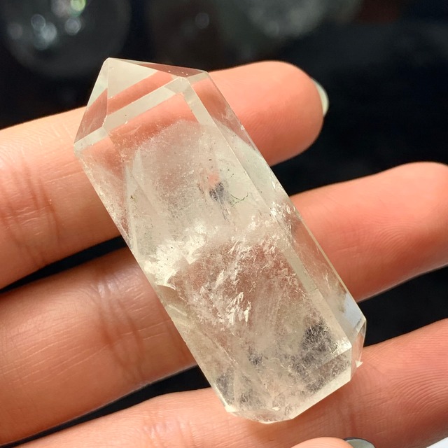 透明度が高い希少なホワイトファントム・マニカラン水晶ポイント