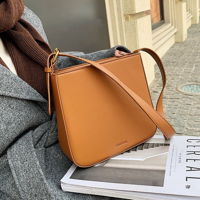 スタンダードオータムウィンターレッド レトロ 秋物 冬物 メッセンジャーバッグ 手作りハンドバック92386166208