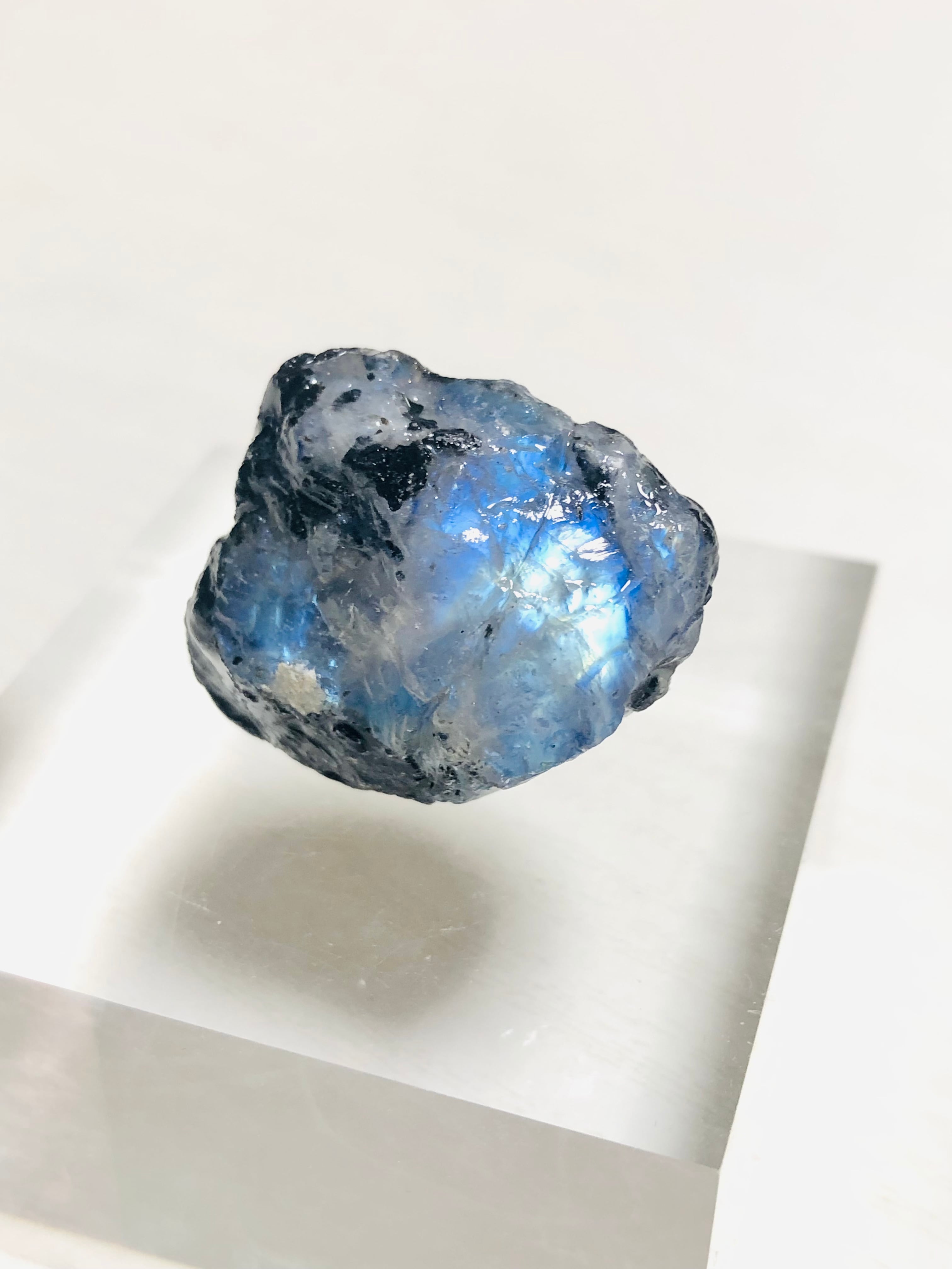 幸運を呼び込む✴︎レインボームーンストーン原石① | 虹色の星