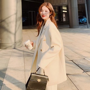 レディース アウター ジャケット ミディアム丈 長袖 袖あり 襟付き 角襟 前開き ボタン かわいい 大人可愛い きれいめ シンプル 上品 おしゃれ かっこいい クール フォーマル 都会的 無地 秋 冬 20代 30代 オフィス ビジネス 通勤 デート お出かけ 旅行 公園 女子会 休日 ショッピング カフェ 重ね着 コーデ 暖かい 防寒 普段使い 着回し S M L XL 白 ホワイト ベーシックカラー 大人カラー 秋カラー