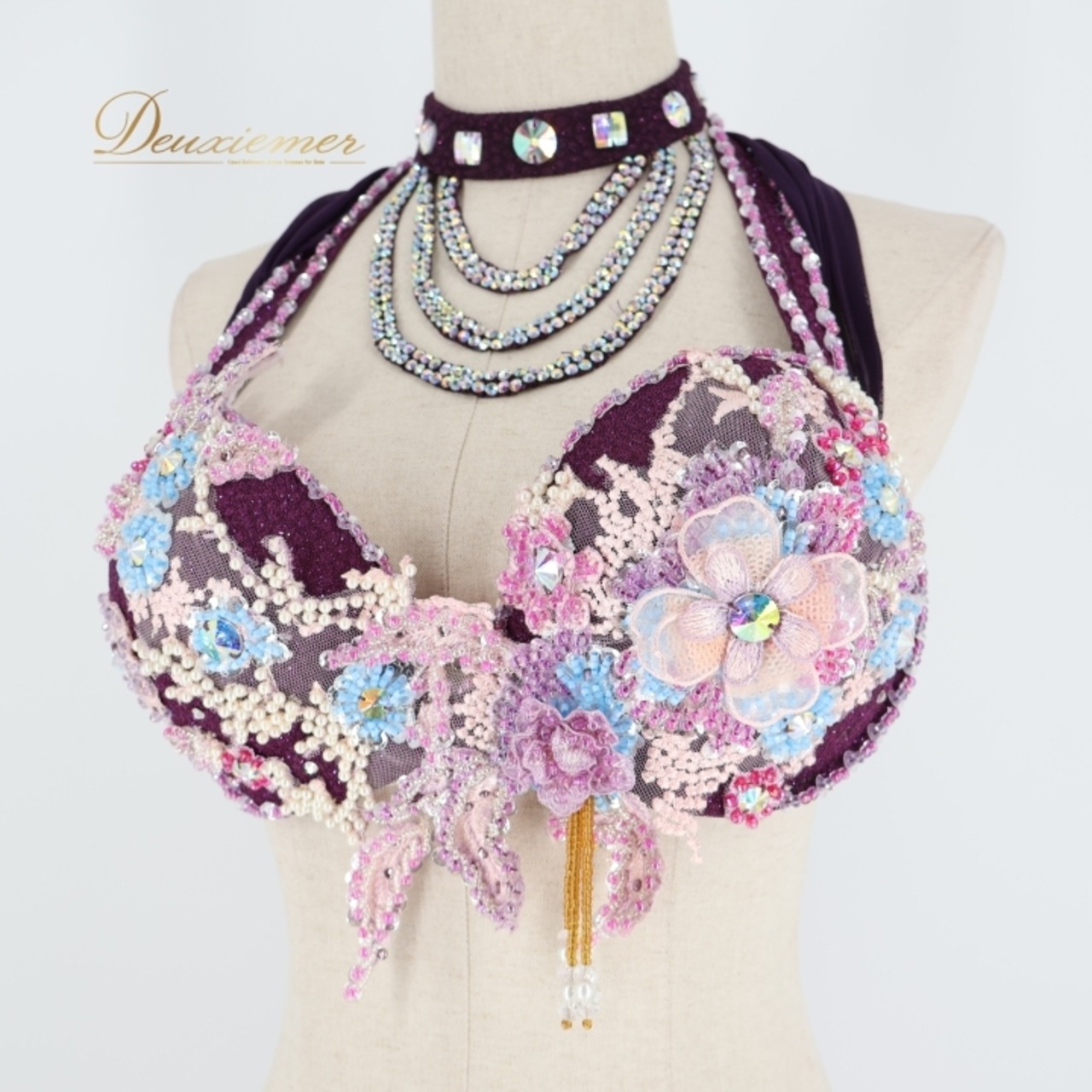 ベリーダンス オリエンタル 衣装 上下セット パープル系 トップス スカート チョーカー ラインストーン 花 紫 青 キラキラ スリット 豪華 装飾 華やか 鮮やか かわいい ステージ イベント ダンス衣装 フリンジ ピンク系 ブルー系 シルバー系