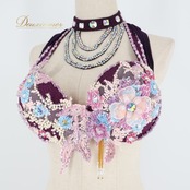 ベリーダンス オリエンタル 衣装 上下セット パープル系 トップス スカート チョーカー ラインストーン 花 紫 青 キラキラ スリット 豪華 装飾 華やか 鮮やか かわいい ステージ イベント ダンス衣装 フリンジ ピンク系 ブルー系 シルバー系