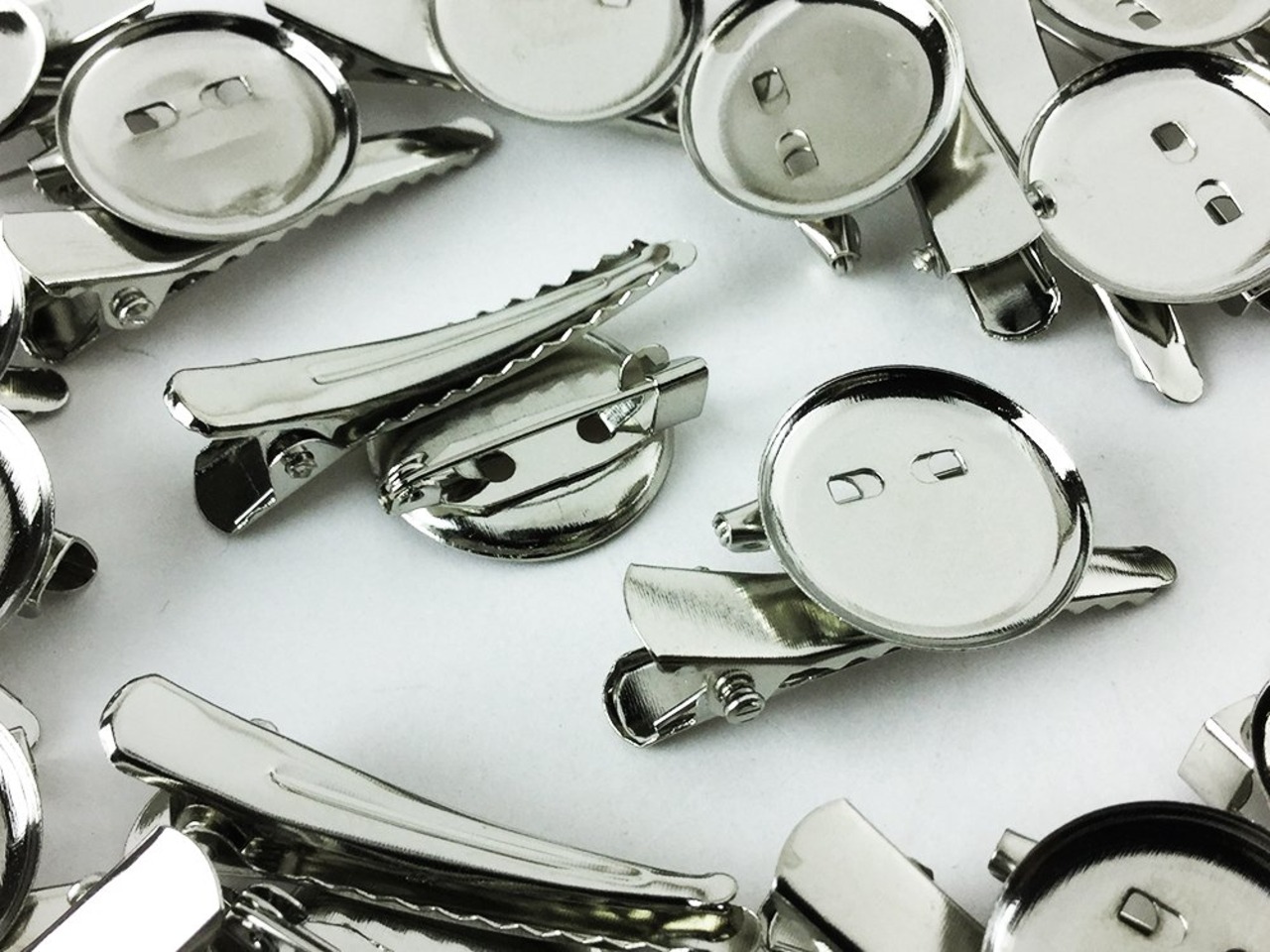 ノーブランド品 コサージュ 金具 コサージュ ピン 素材 カップ19mm 20個 クリップ ブローチ （AP0252）