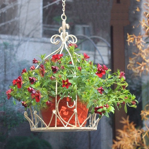 フラワースタンド プラントホルダー 吊り下げ アイアン 園芸ラック 観葉植物 植木鉢 手すり ハンギングバスケット 屋外 鉢置き ベランダ バルコニー 家庭菜園 3色 ホワイト ブラウン グリーン