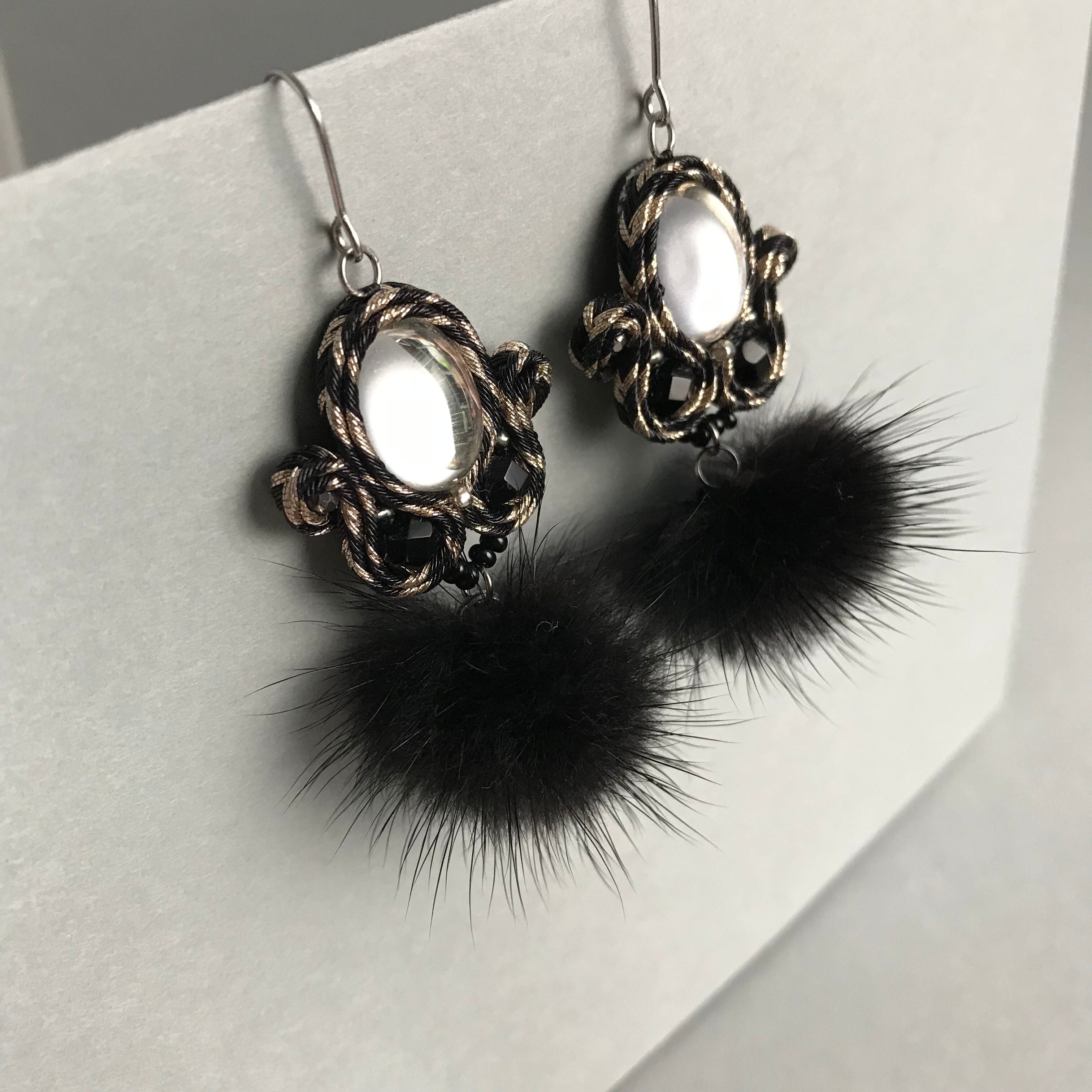 揺れるブラックファー付きピアス | vitta