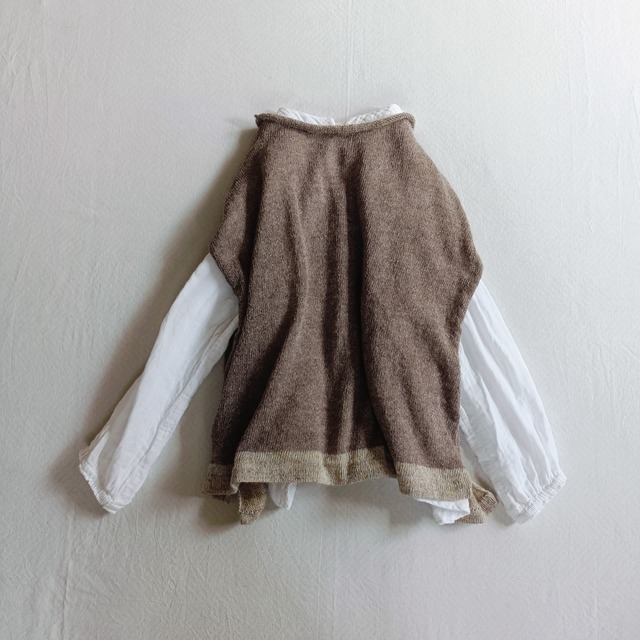 シルクとウールの切り替えベスト　２色（ブラック、ベージュ）