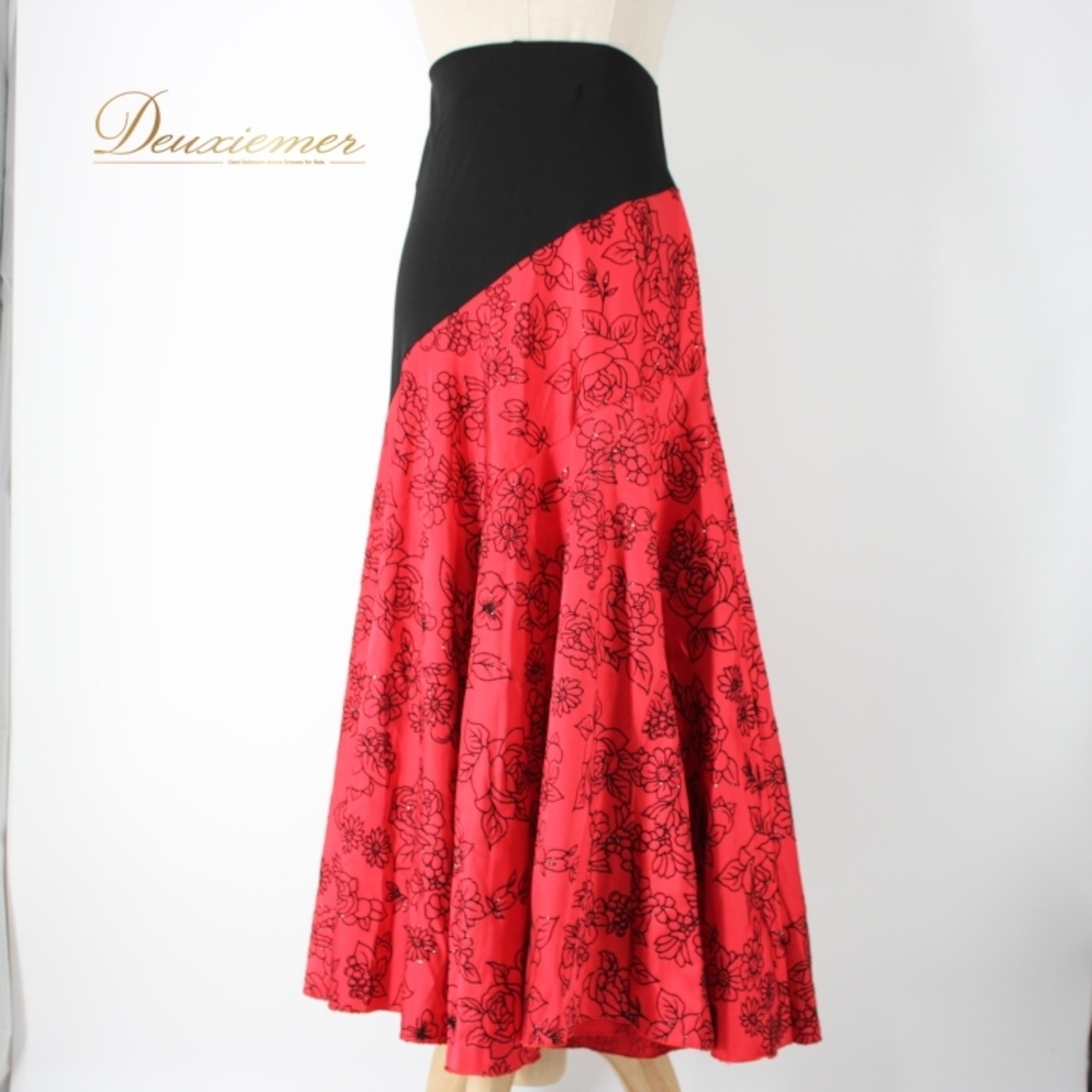 社交ダンス 衣装 スタンダード スカート レッスンウェア 女性用 オールシーズン 赤 黒 ブラック系 レッド系 花柄 練習着 派手 キラキラ ラメ 総丈約86cm ウエスト約29cm~ 伸縮性有り 花柄デザイン ポリエステル ポリウレタン キラキラ ラメ おしゃれ 躍動感 レッスン 着心地良い スタイルアップ フェミニン ダンス服 日常使い