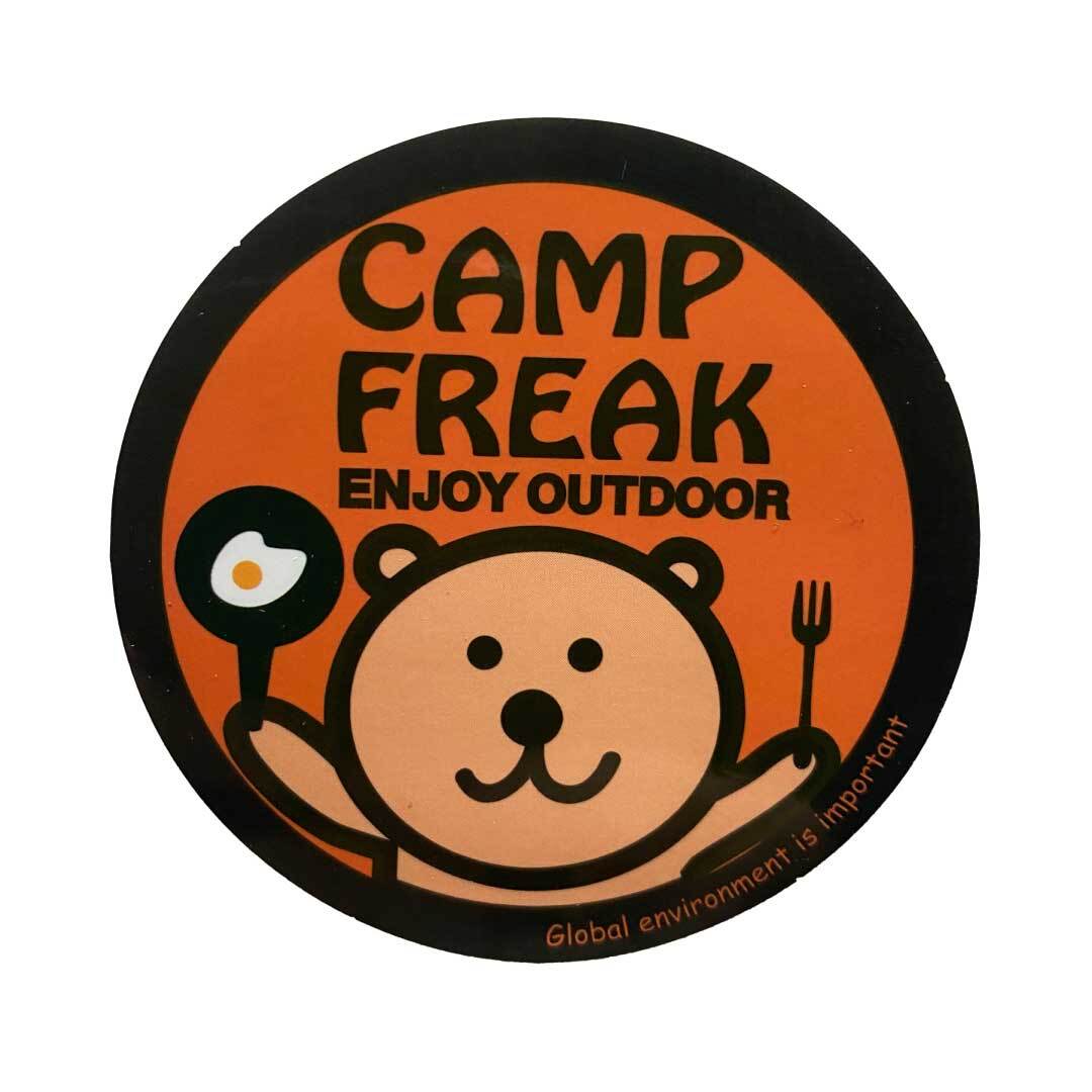 CAMP FREAK」アウトドアステッカー | フォアサムギアーズ
