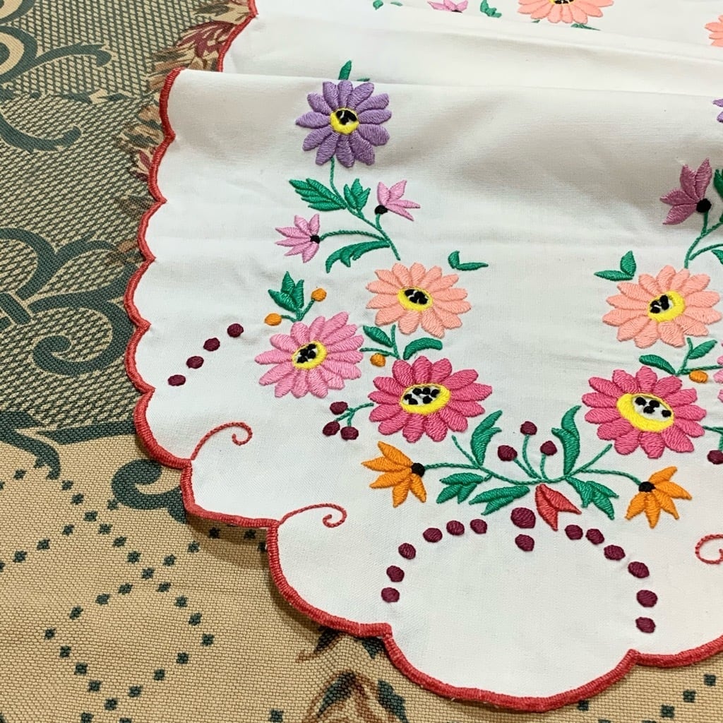 ガーベラ刺繍のハンガリークロス | kolbenova