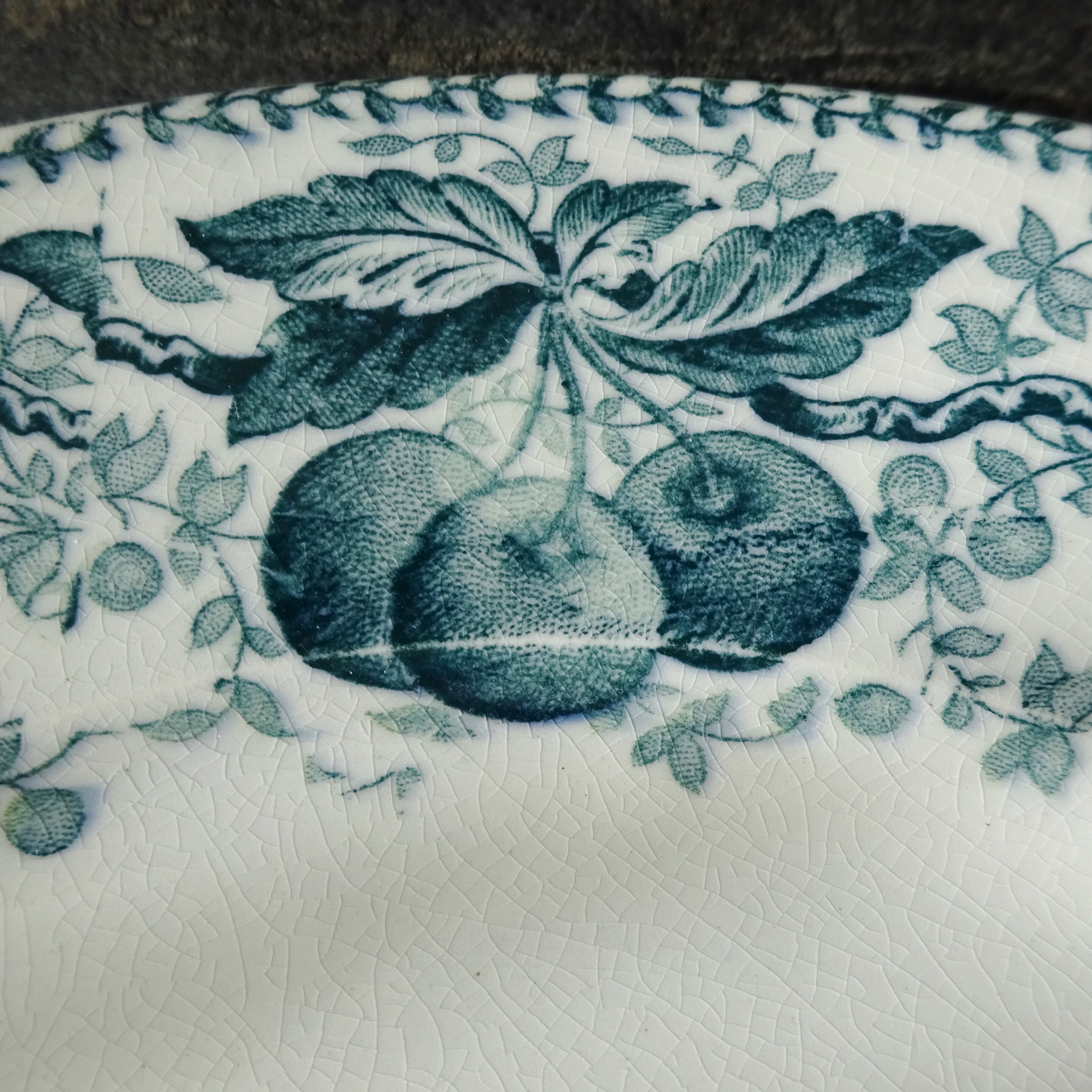 【 Épuisé 】T.F. Badonviller  modèle《CERISES》assiette plate (B)