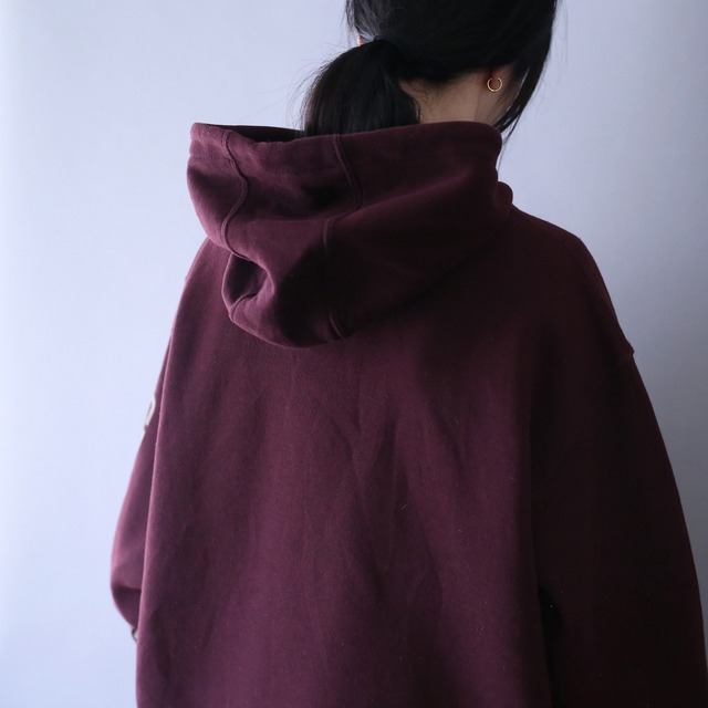 "carhartt" sleeve printed design over silhouette bordeaux parka