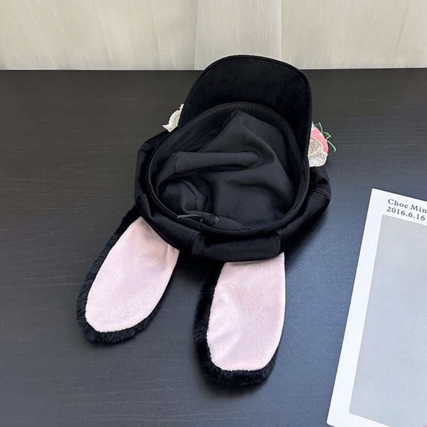 サブカル系ファッション｜うさ耳と苺モチーフが揺れる レースフリル