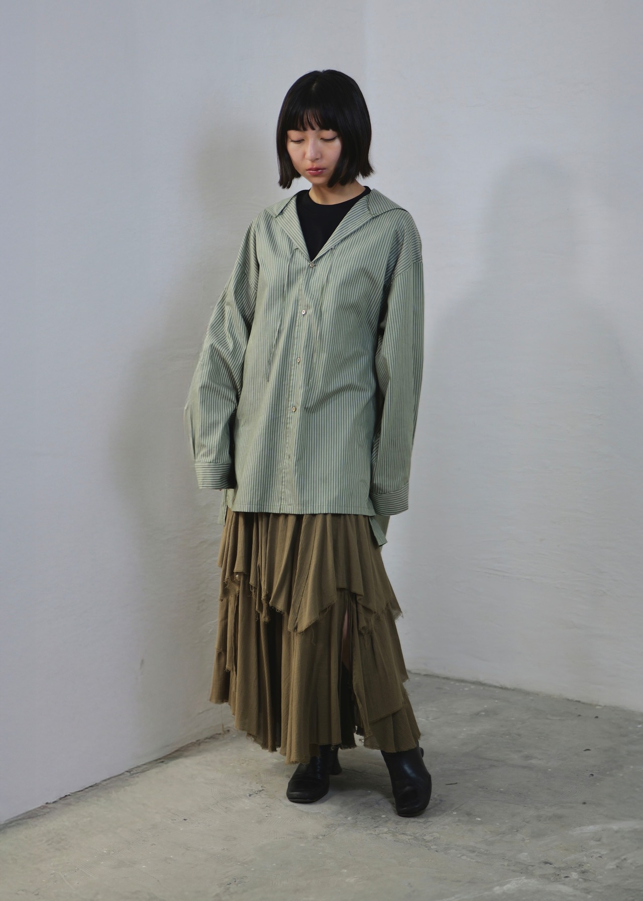 AMBERGLEAM - 2WAY Tiered Skirt ：OLIVE｜2WAY仕様／ドローコードシャーリング／ティアードシルエット／膝スリット／前後差アレンジ