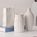 スクエア花瓶 角型花瓶 白い花瓶 セラミック花瓶 縦筋花瓶 四角花瓶 モダン花瓶 リブ模様花瓶 デザイン花瓶 インテリア花瓶 おしゃれ花瓶 陶器花瓶