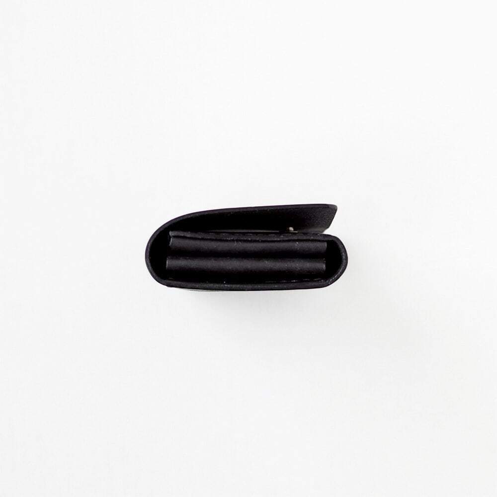 大きく開く3ポケット名刺入れ【ブラック】（在庫あり） | セミオーダー