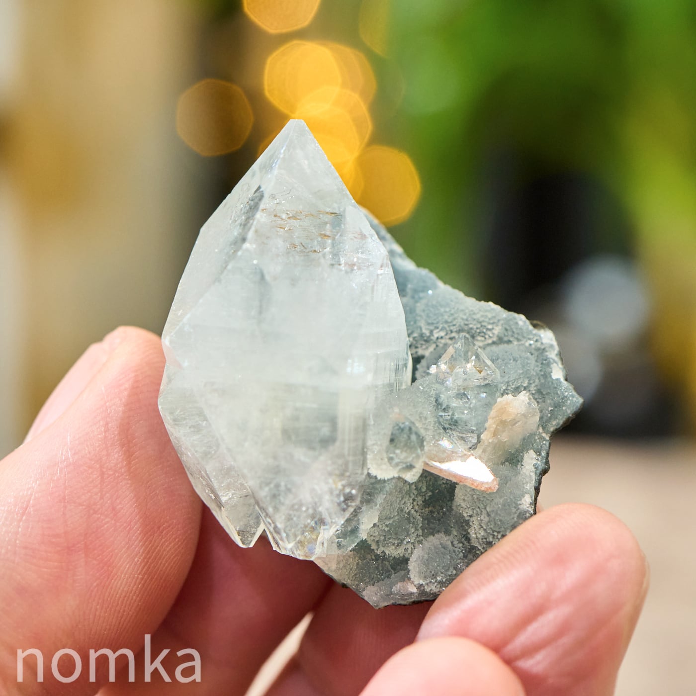 【結晶の庭園、緑の息吹】インド産 アポフィライト(沸石共生)原石 21.7g ngem-0233