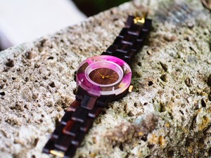 押花薔薇がはっきりわかる銘木黒檀の腕時計