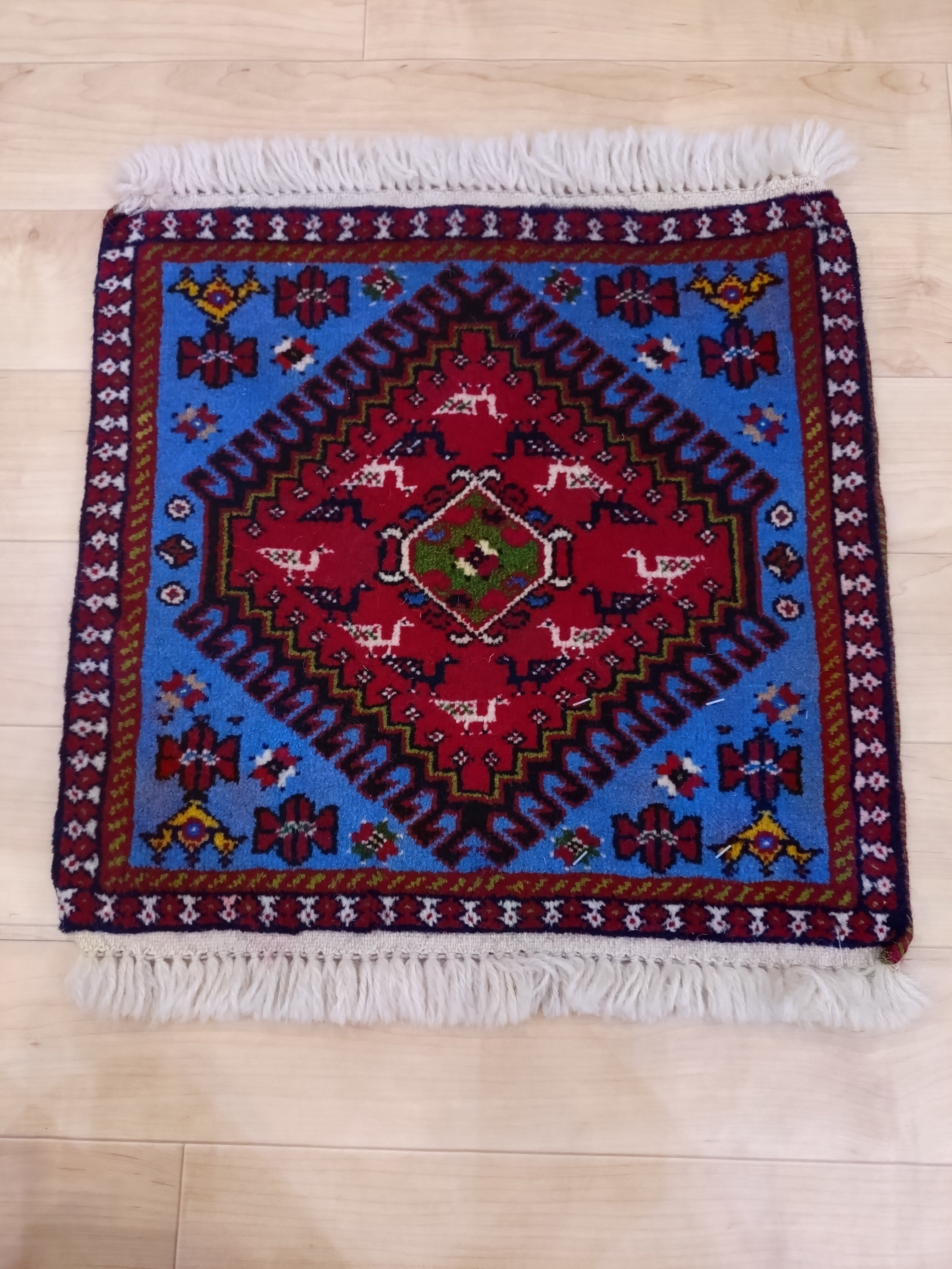 幸せを運ぶ鳥]鮮やかなブルー＆レッドトライバルミニラグ 約40×40cm