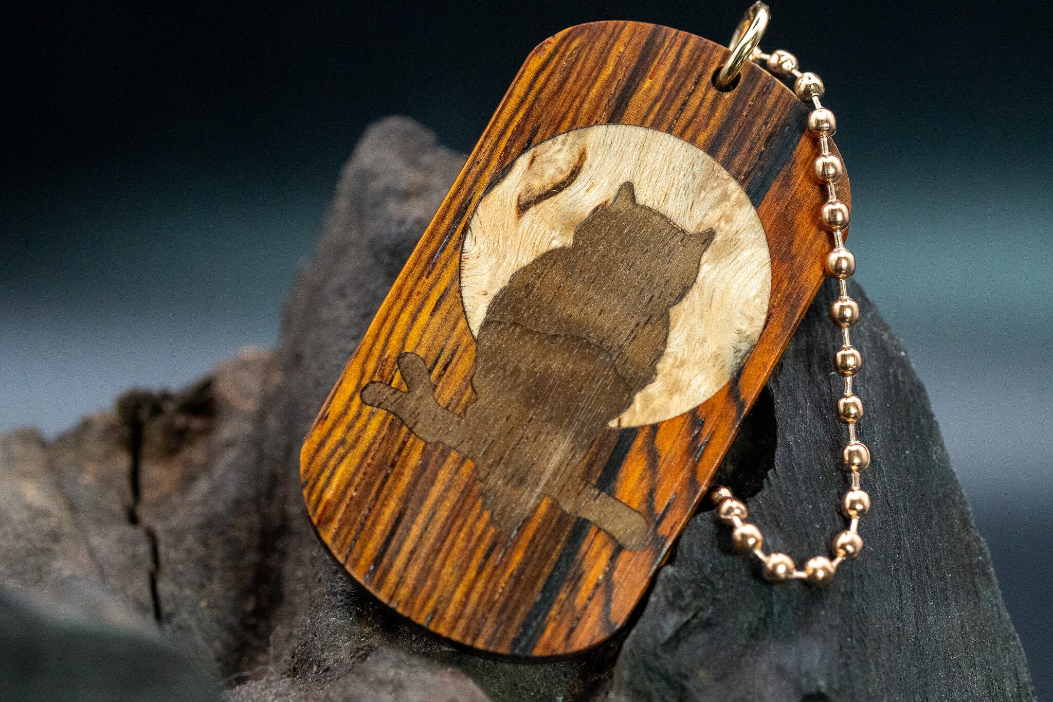 【 エスニックなローズウッド 】ココボロ ドッグタグ象嵌 夜とミミズク