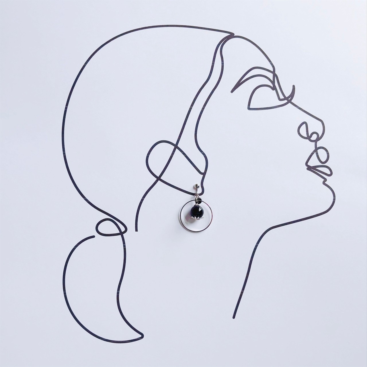 天然石とリングの揺れイヤリング　オニキス　ゴールド／シルバー