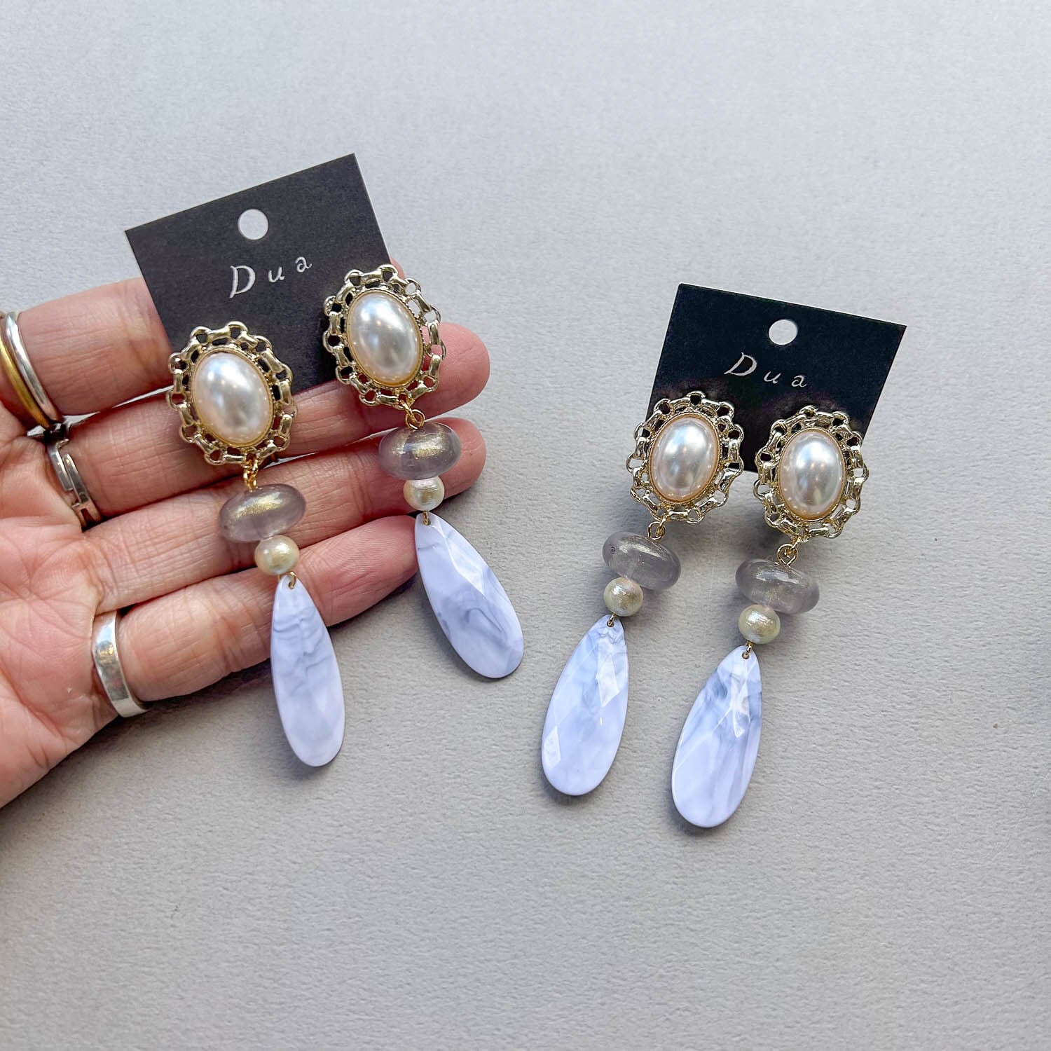 透かしフレームパールと大理石風チャームの〈ピアス/イヤリング