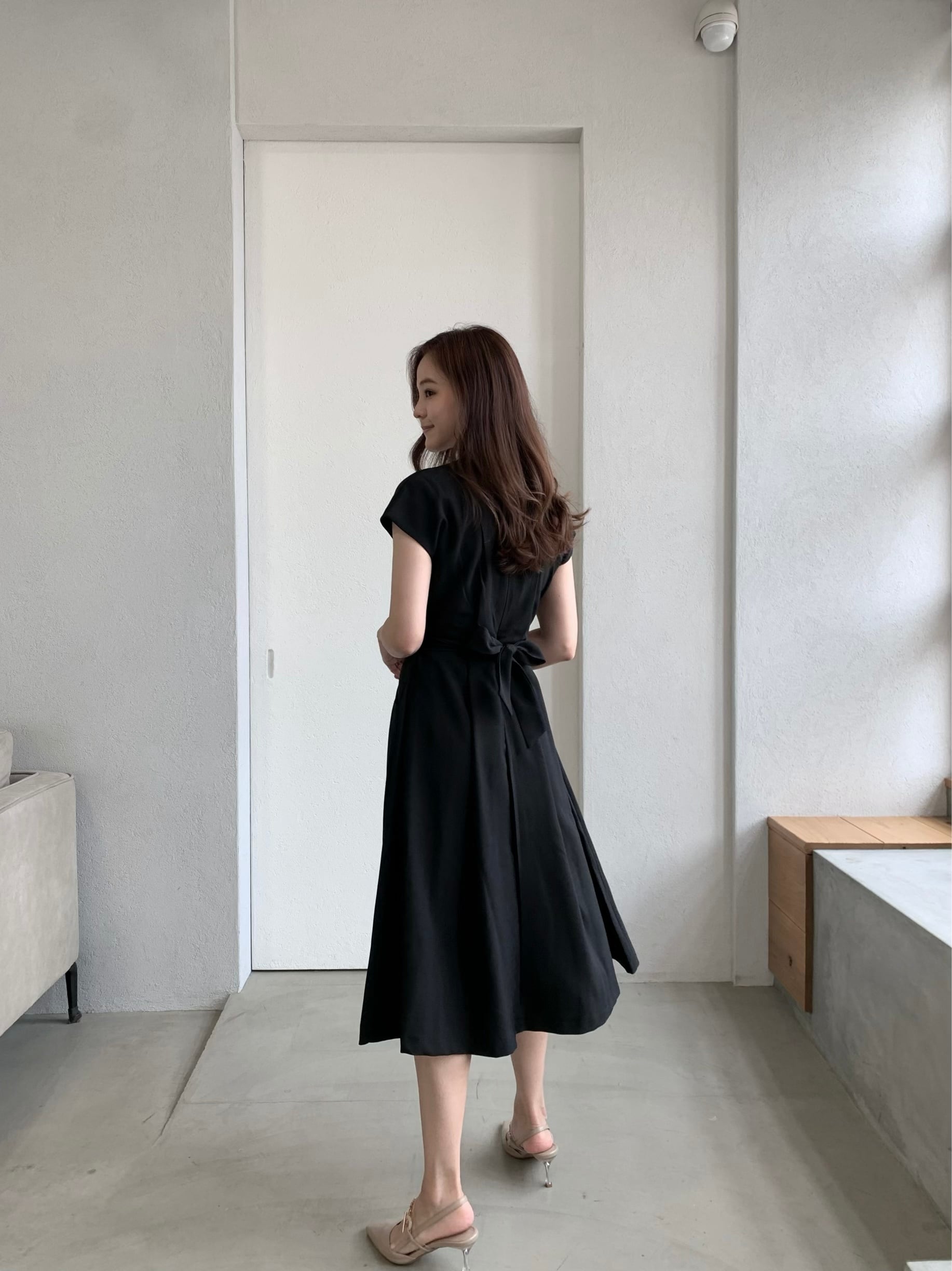 Vネック ウエストマークワンピース BLACK | on off focus inc.