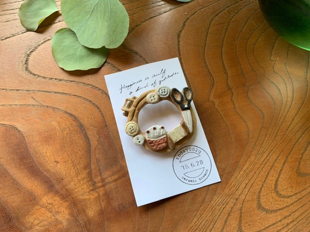 Today002gブローチ お針子さんのリース ザッカとオヤツ ボワ