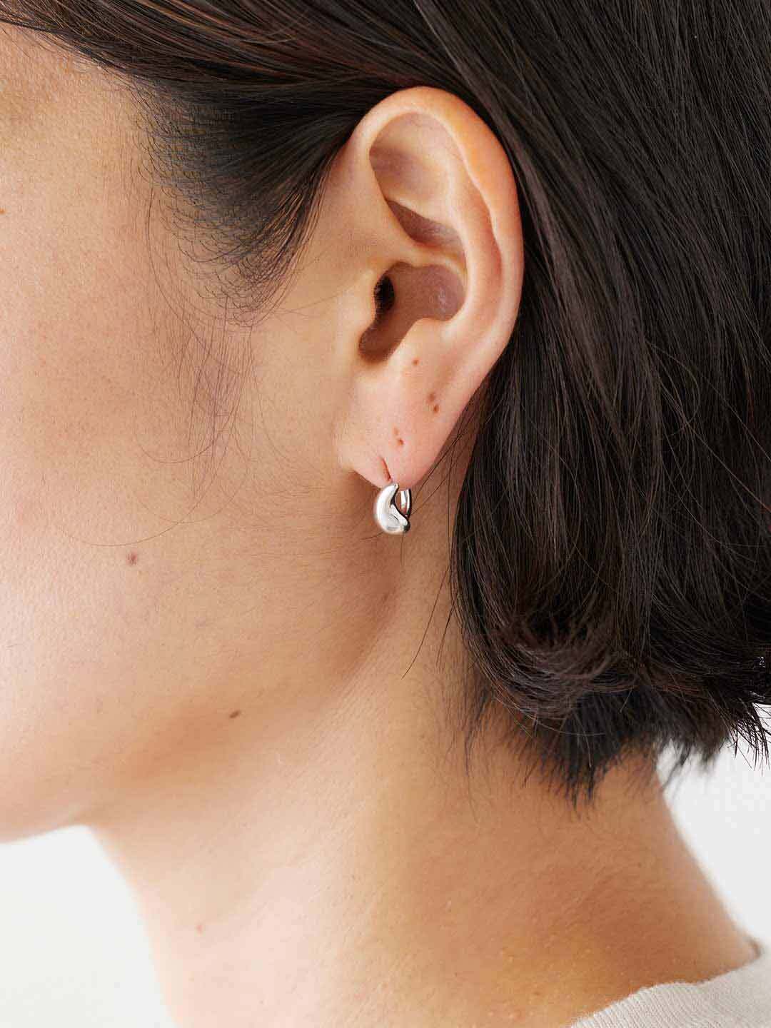 MARIA BLACK マリア・ブラック/ Sagene Trail Huggie Pierced MARIA BLACK マリア・ブラック/ Sagene Trail Huggie Pierced