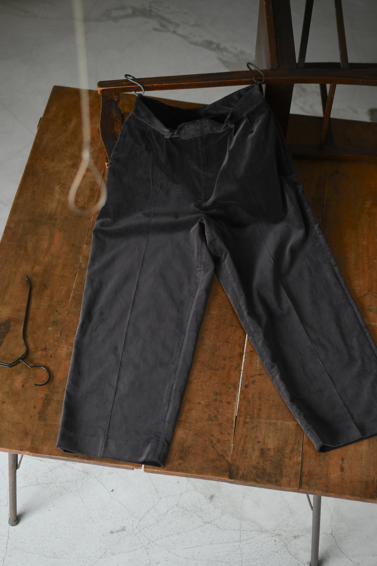 blurhms / Fade Velvet Two-tuck Slacks (FadeCharcoal)