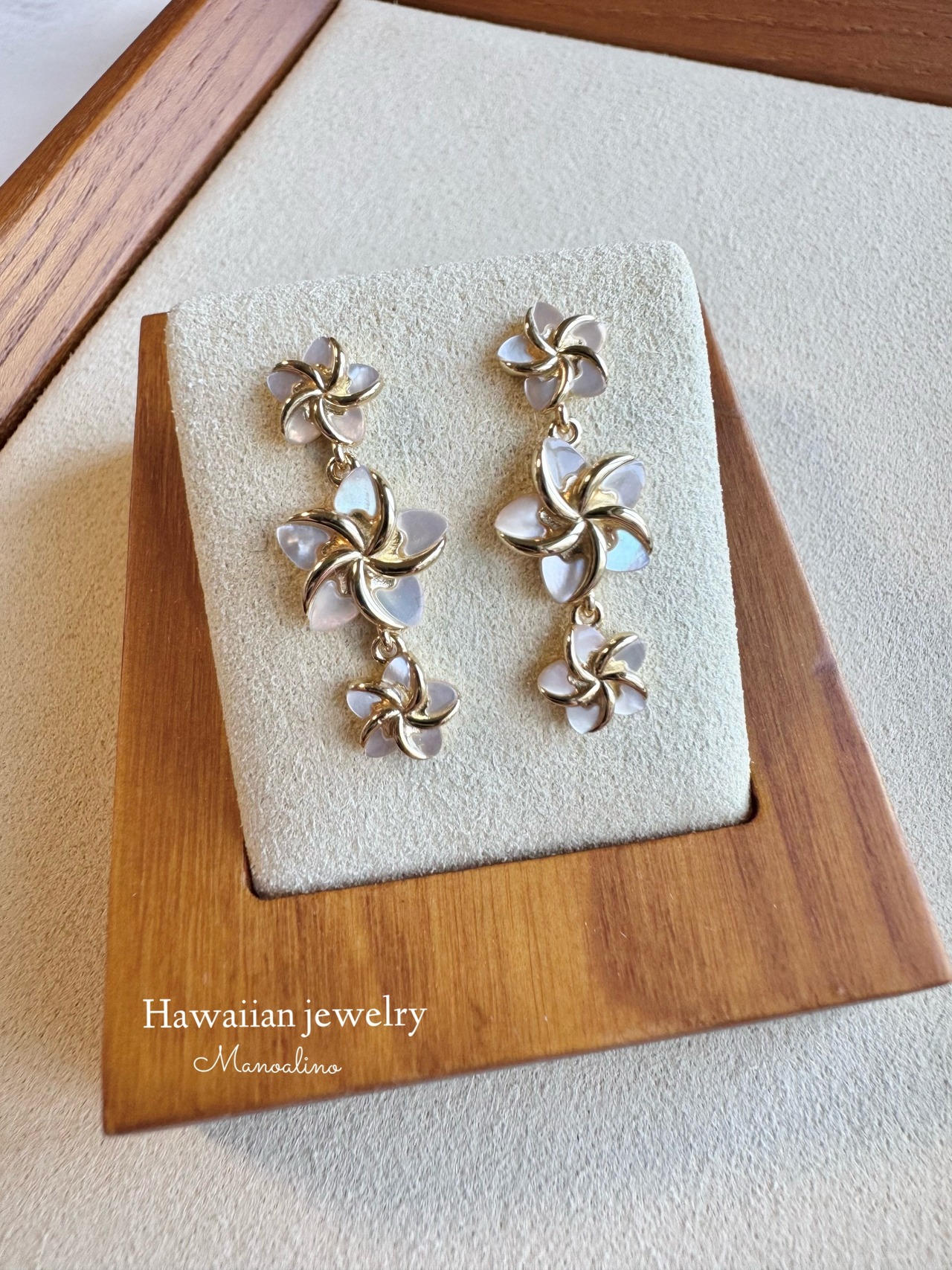 Shell plumeria Dangle earring Hawaiian jewelry (ハワイアンジュエリーゆらゆらマザーオブパールプルメリアピアス)