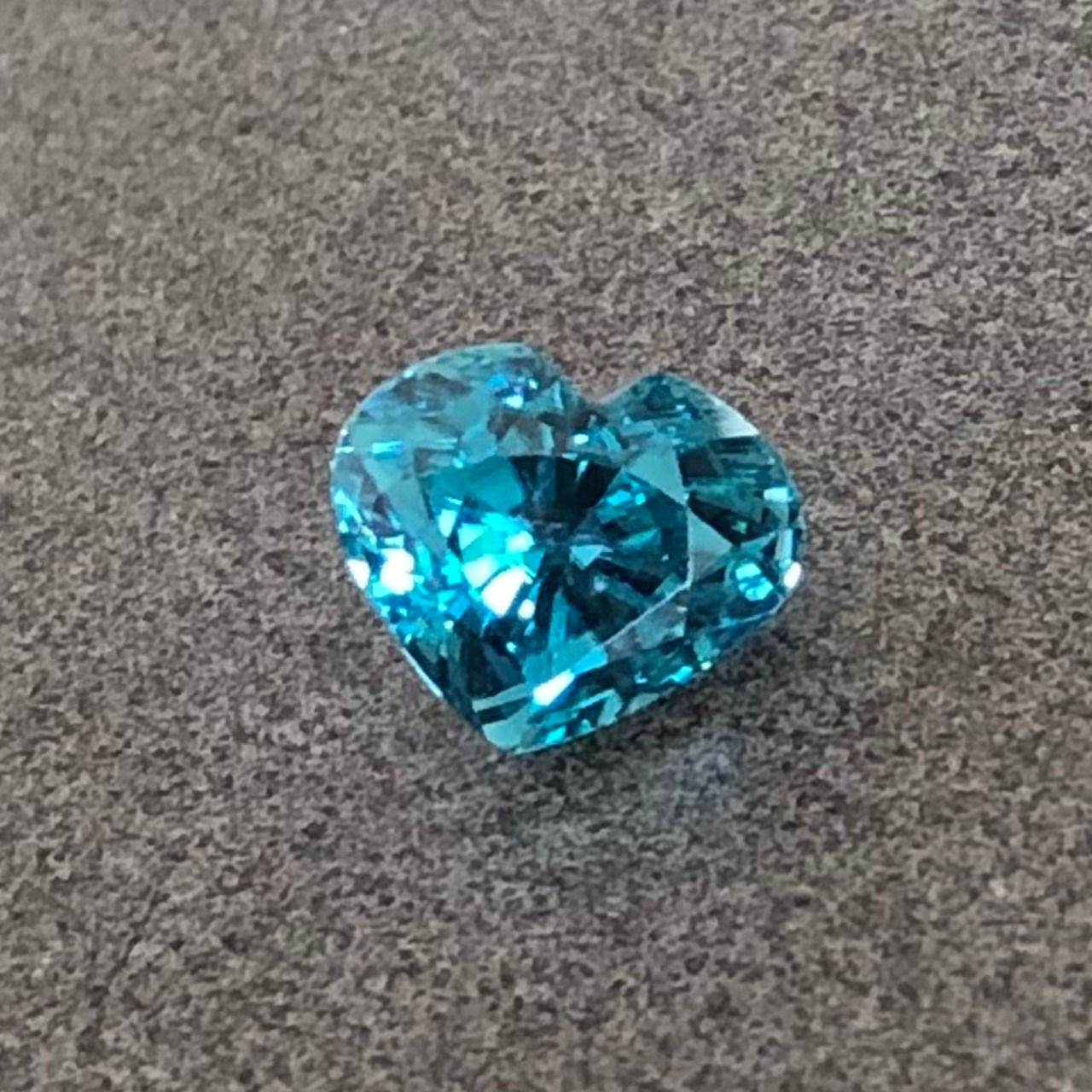 ブルージルコン ハートシェイプ 9.4x7.8mm, 4.42ct