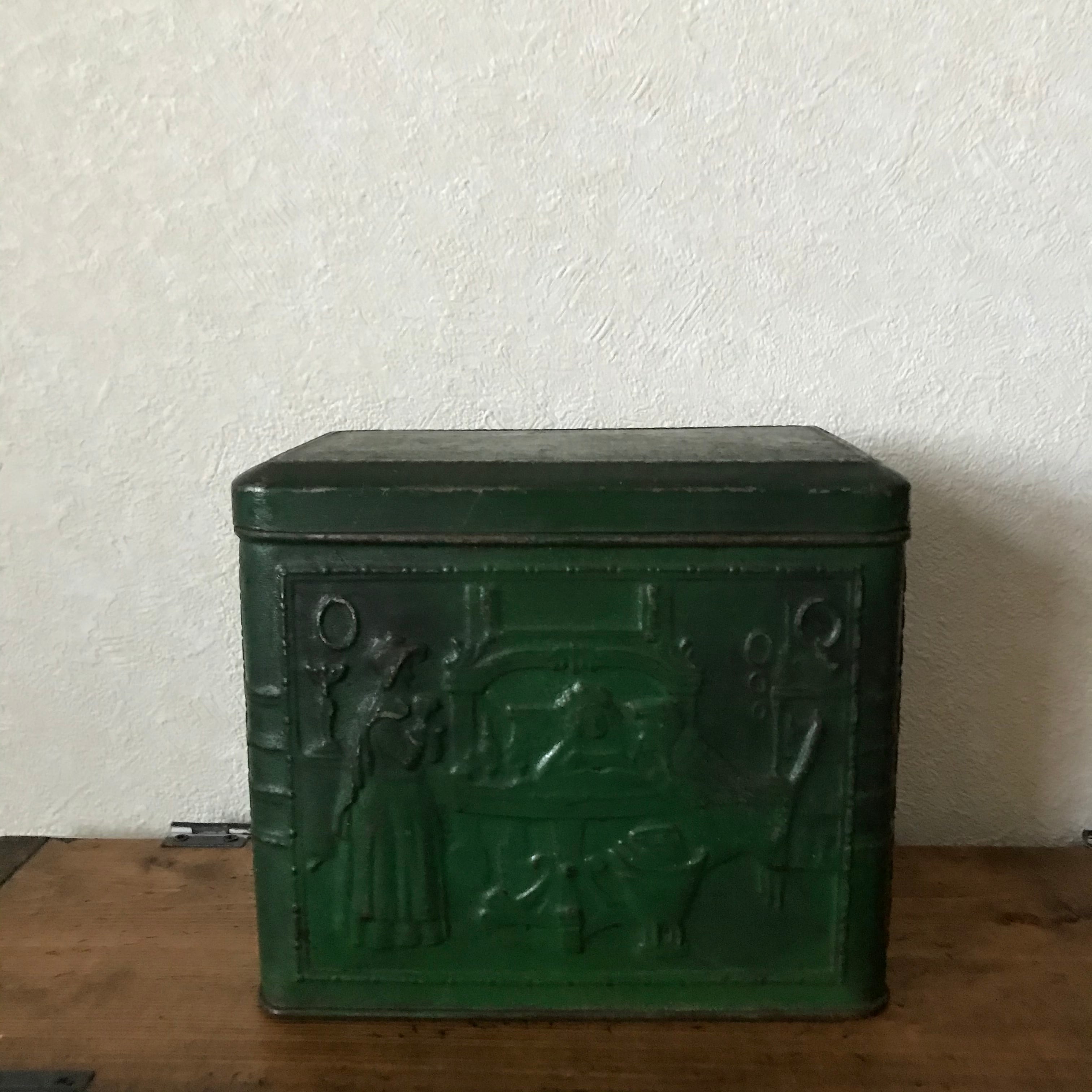 緑色の立体感のある缶